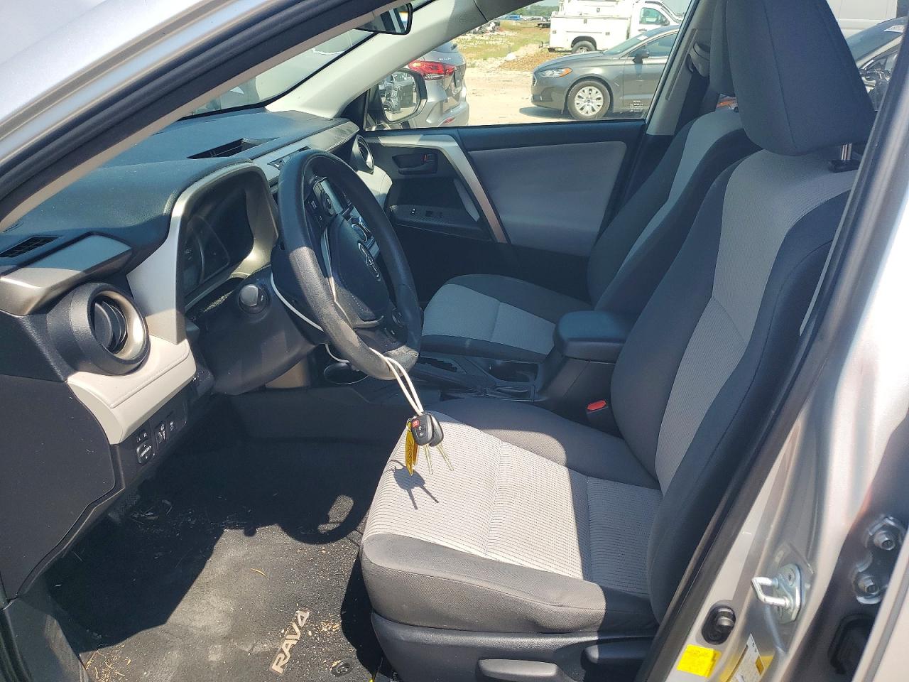 2015 Toyota Rav4 Le Silver vin: JTMBFREV6FD173569