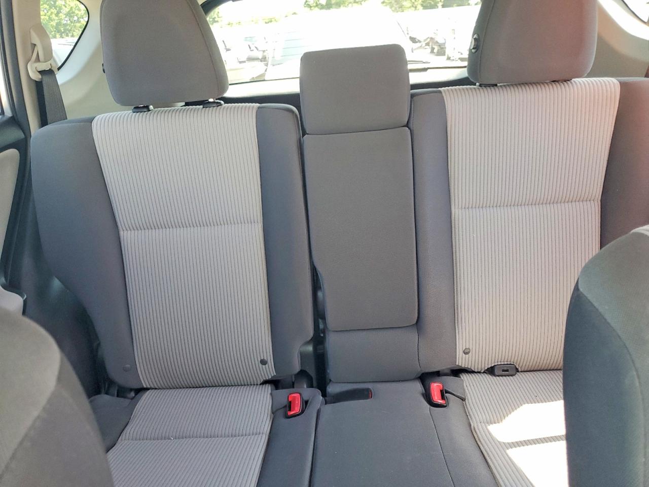 2015 Toyota Rav4 Le Silver vin: JTMBFREV6FD173569
