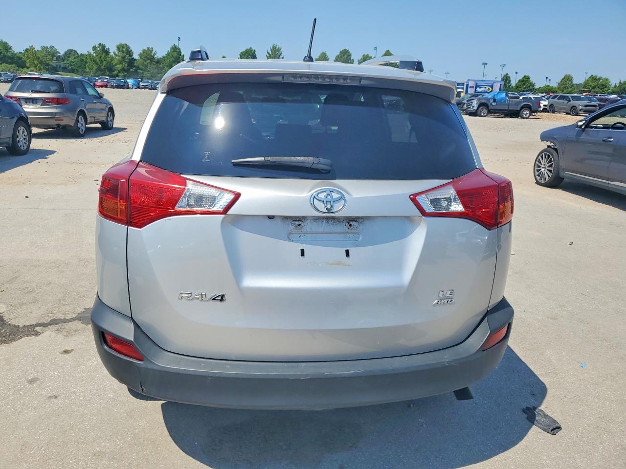 2015 Toyota Rav4 Le Silver vin: JTMBFREV6FD173569