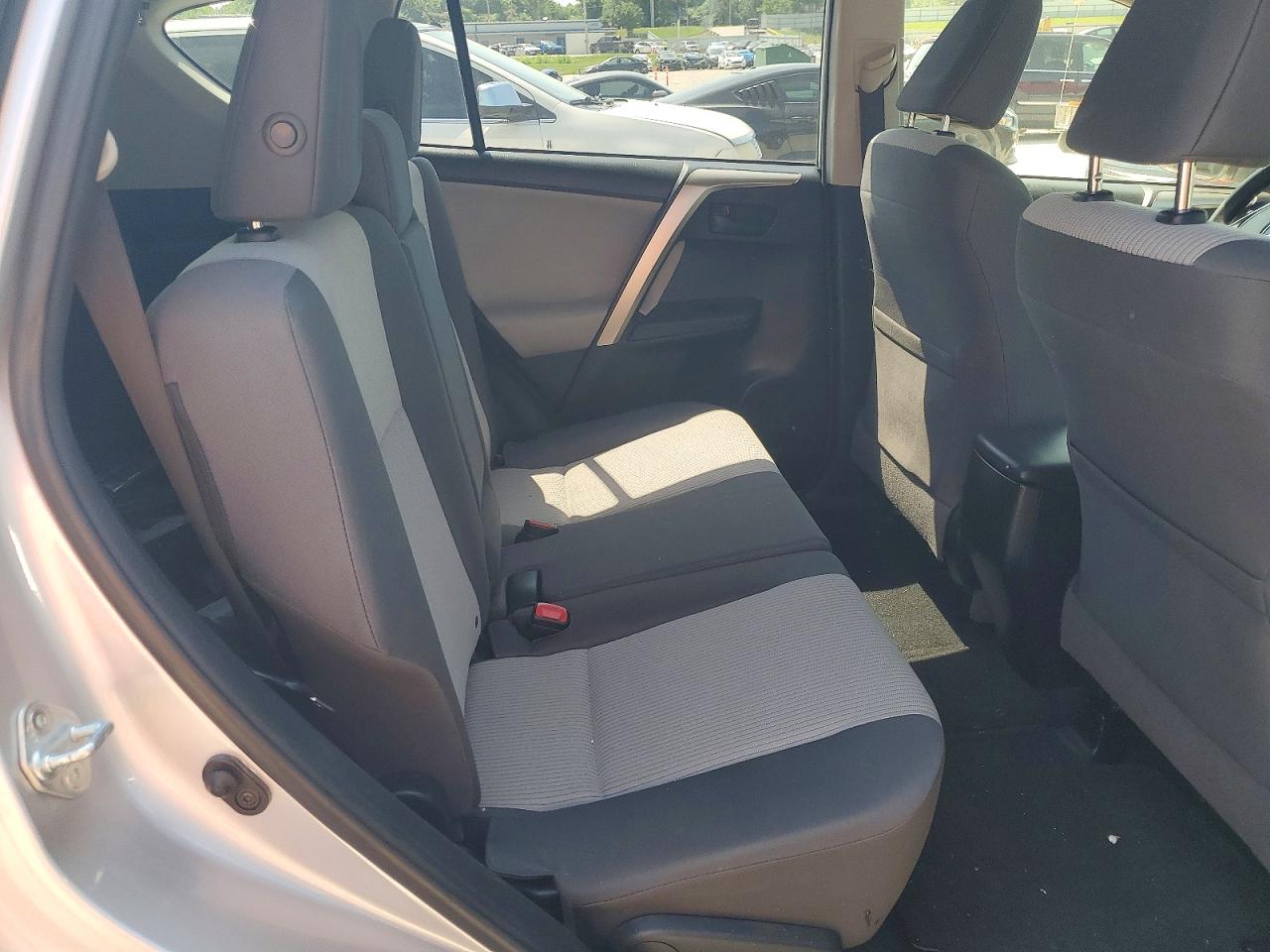 2015 Toyota Rav4 Le Silver vin: JTMBFREV6FD173569