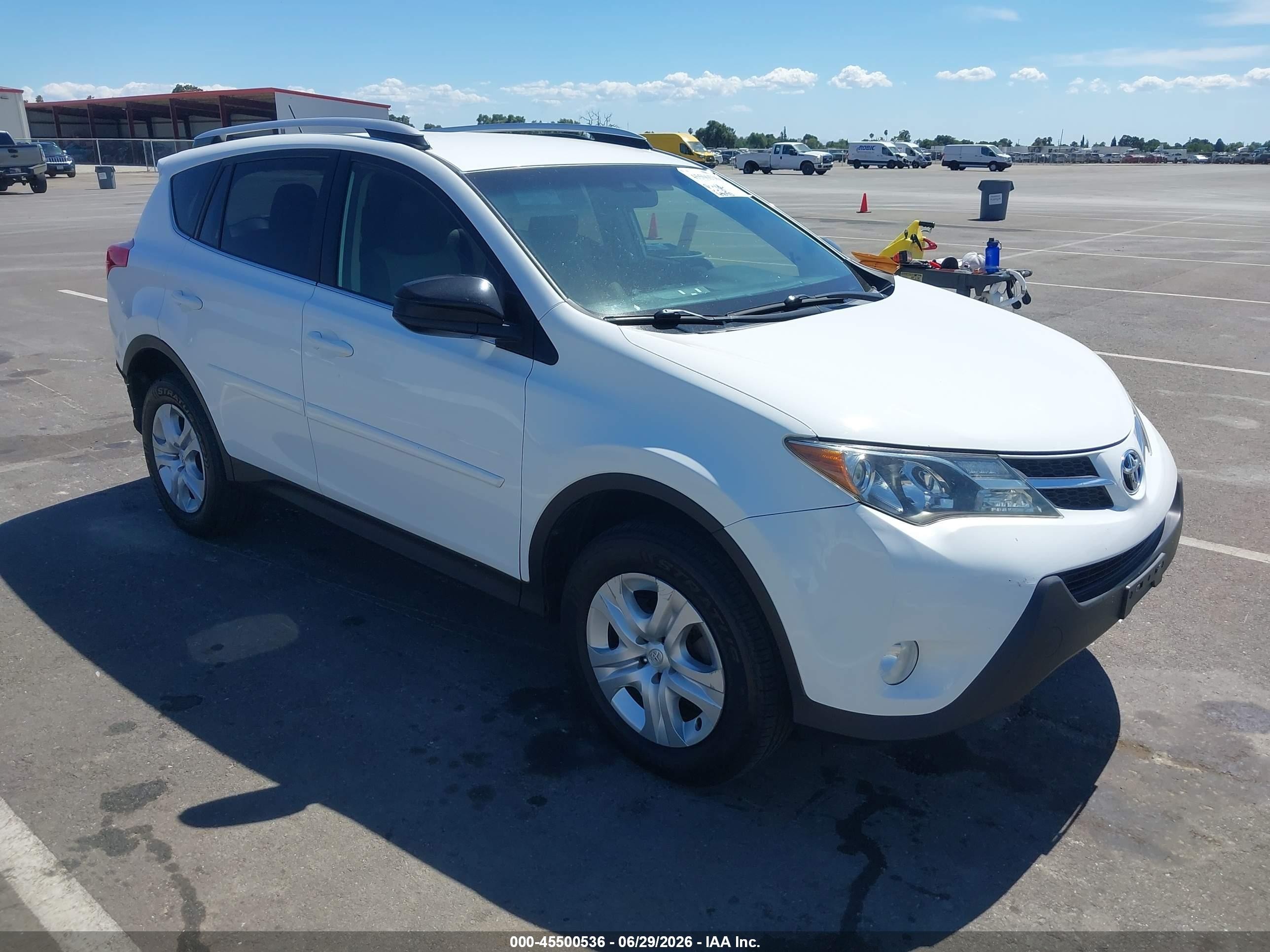 2015 Toyota Rav4 Le White vin: JTMBFREV6FJ033121