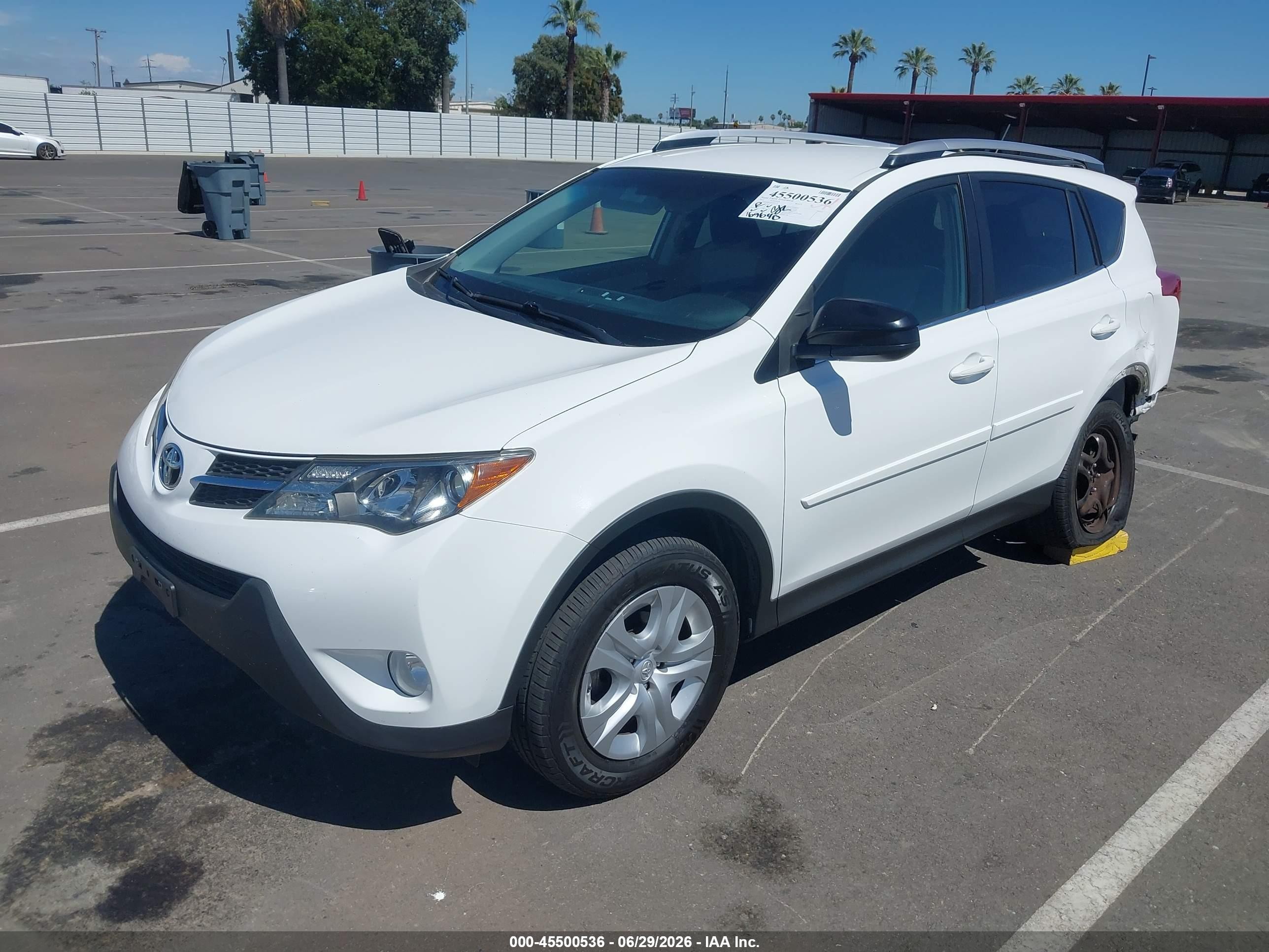 2015 Toyota Rav4 Le White vin: JTMBFREV6FJ033121