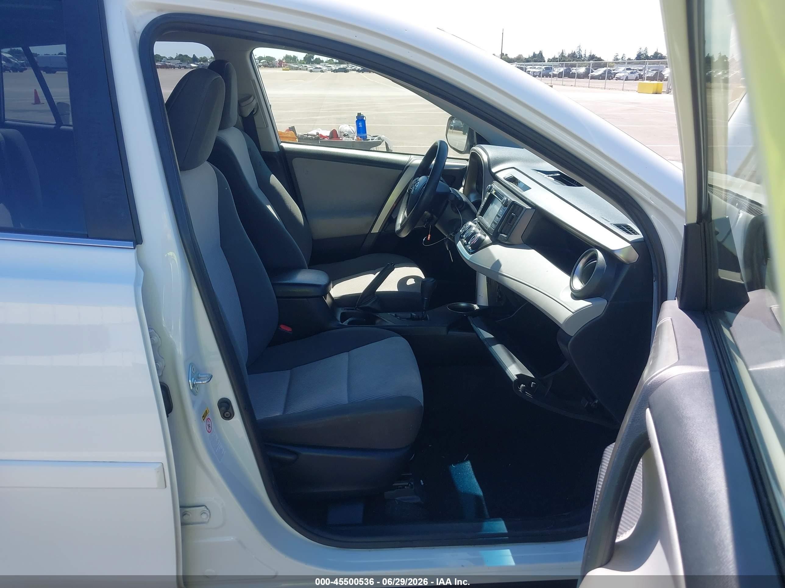 2015 Toyota Rav4 Le White vin: JTMBFREV6FJ033121