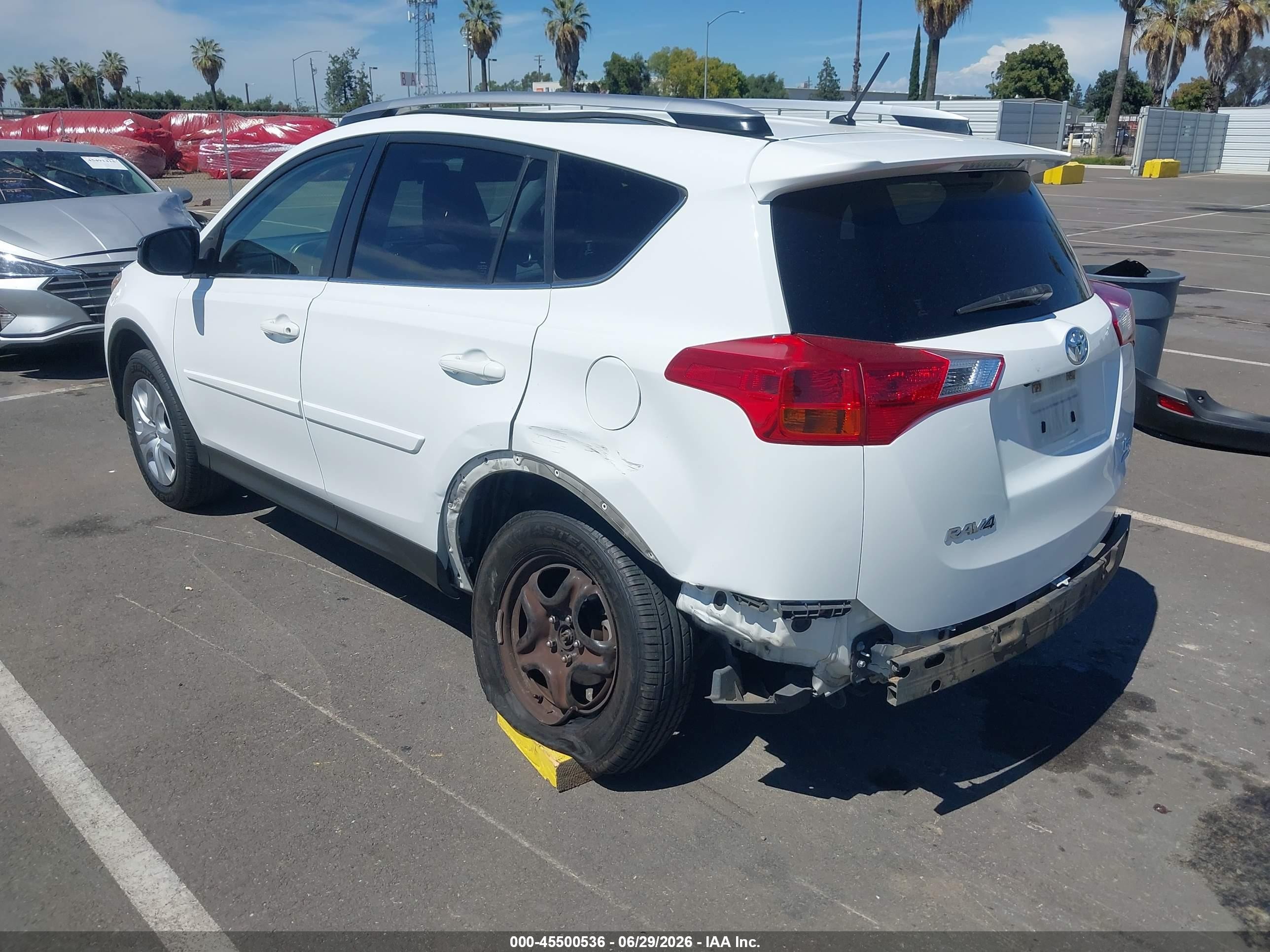 2015 Toyota Rav4 Le White vin: JTMBFREV6FJ033121