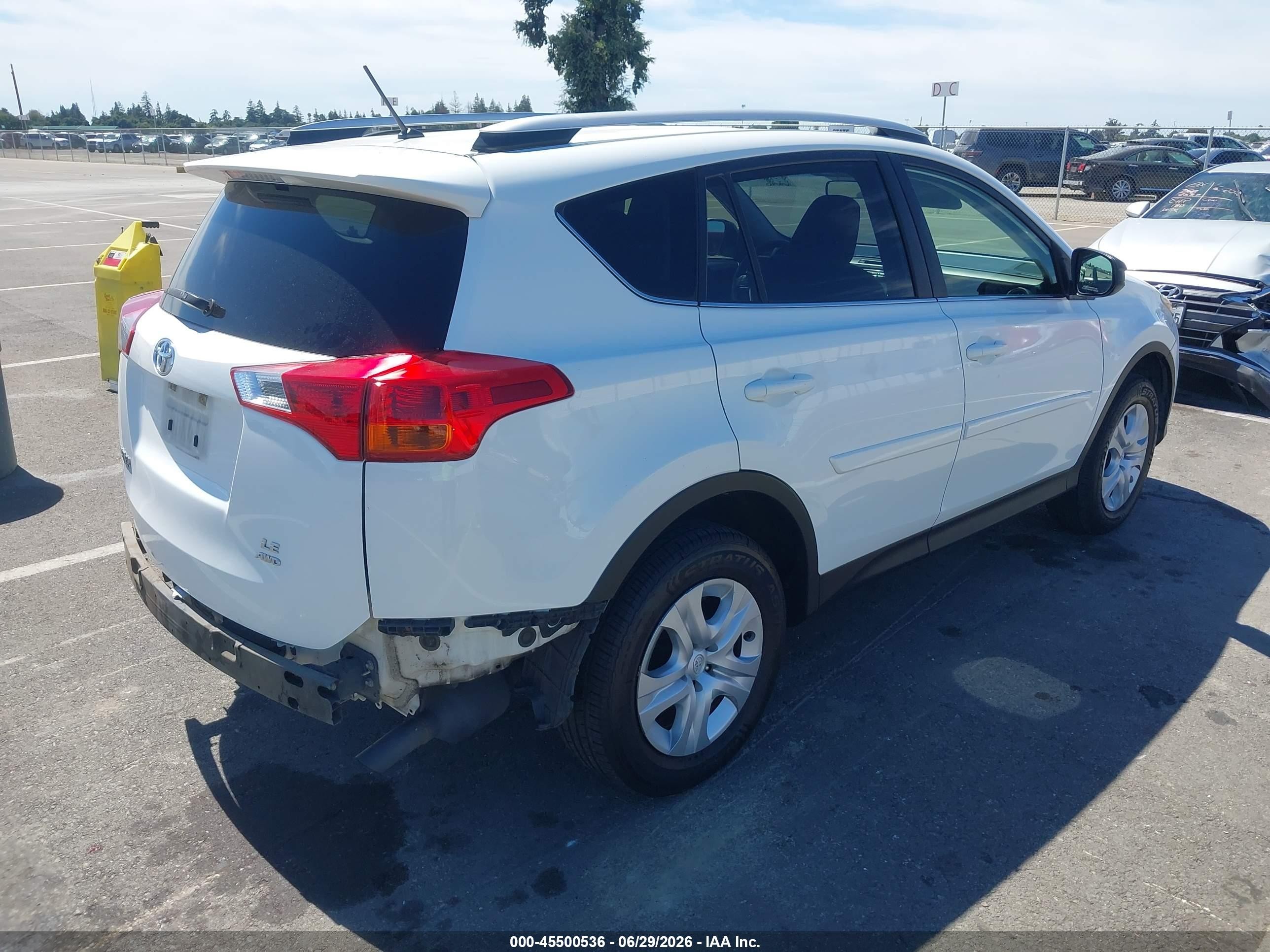 2015 Toyota Rav4 Le White vin: JTMBFREV6FJ033121