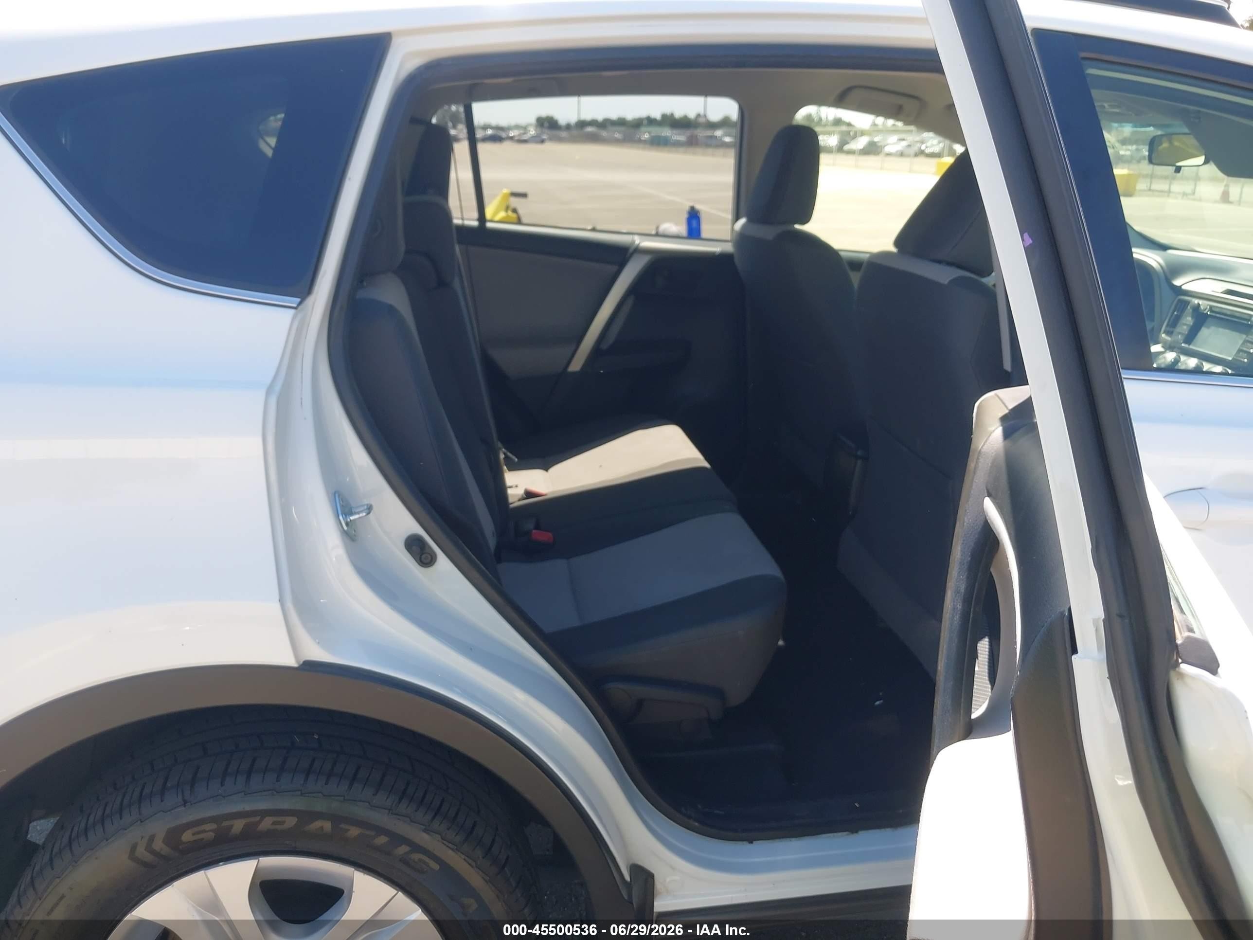 2015 Toyota Rav4 Le White vin: JTMBFREV6FJ033121