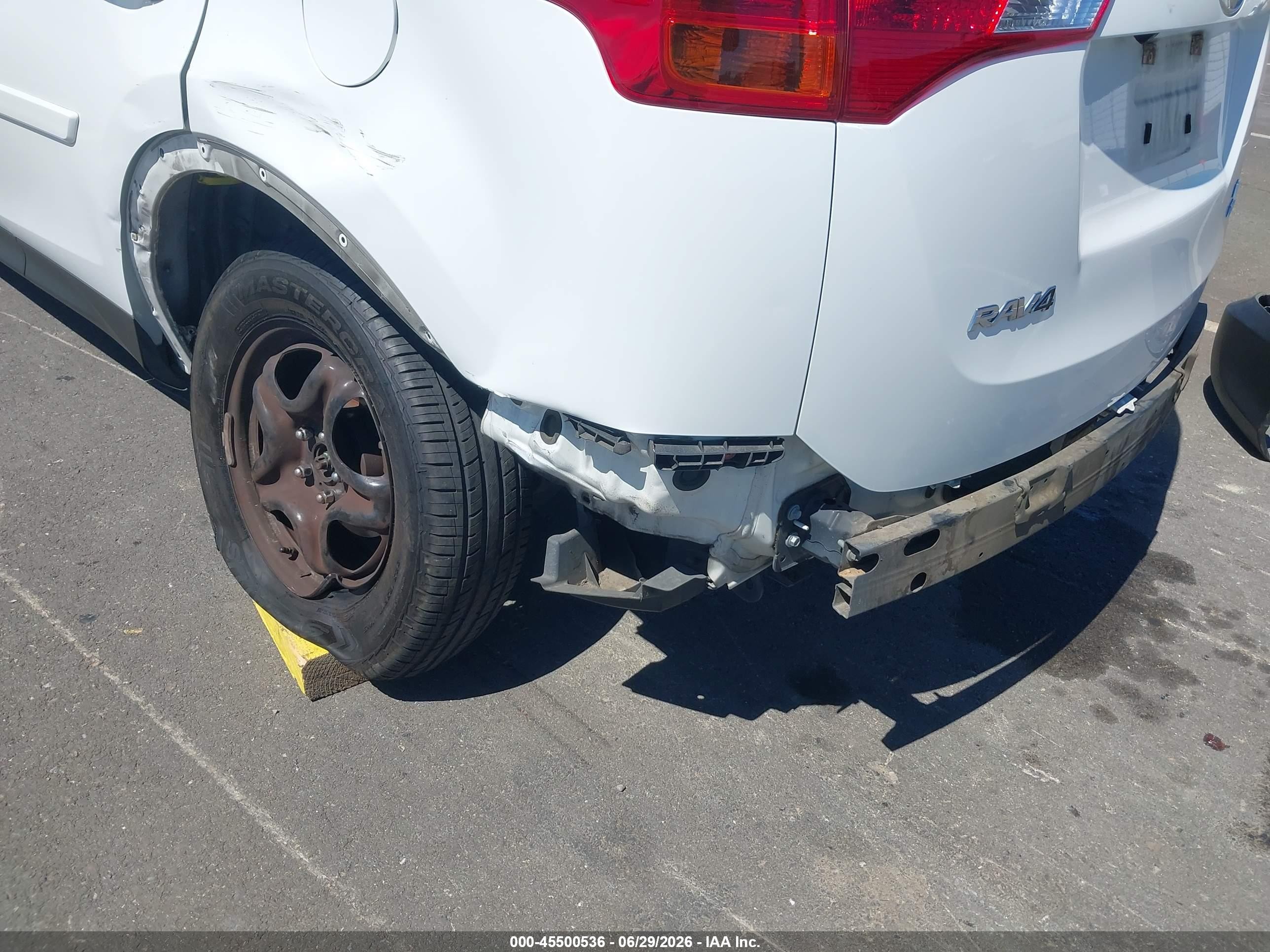 2015 Toyota Rav4 Le White vin: JTMBFREV6FJ033121