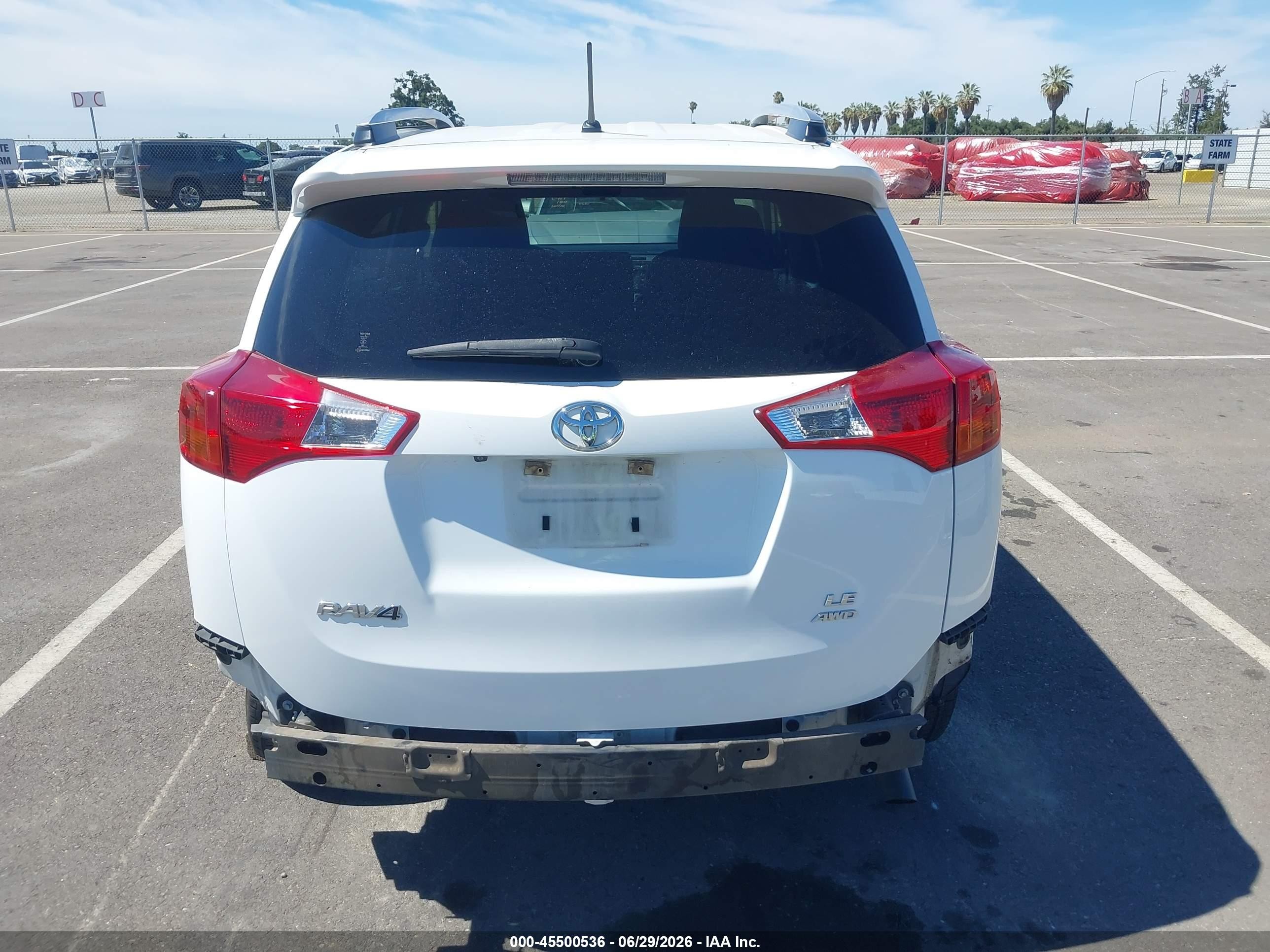 2015 Toyota Rav4 Le White vin: JTMBFREV6FJ033121