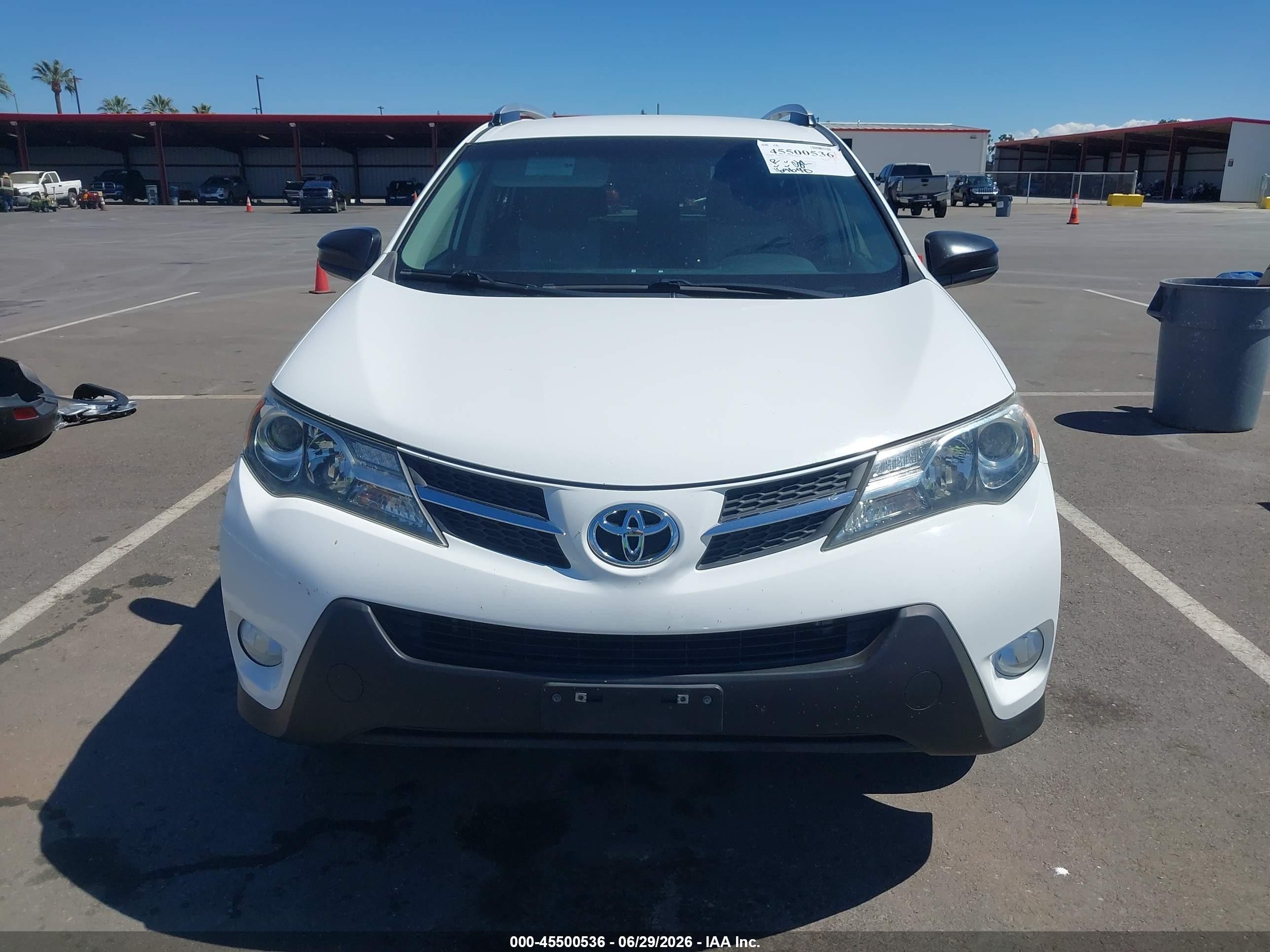 2015 Toyota Rav4 Le White vin: JTMBFREV6FJ033121