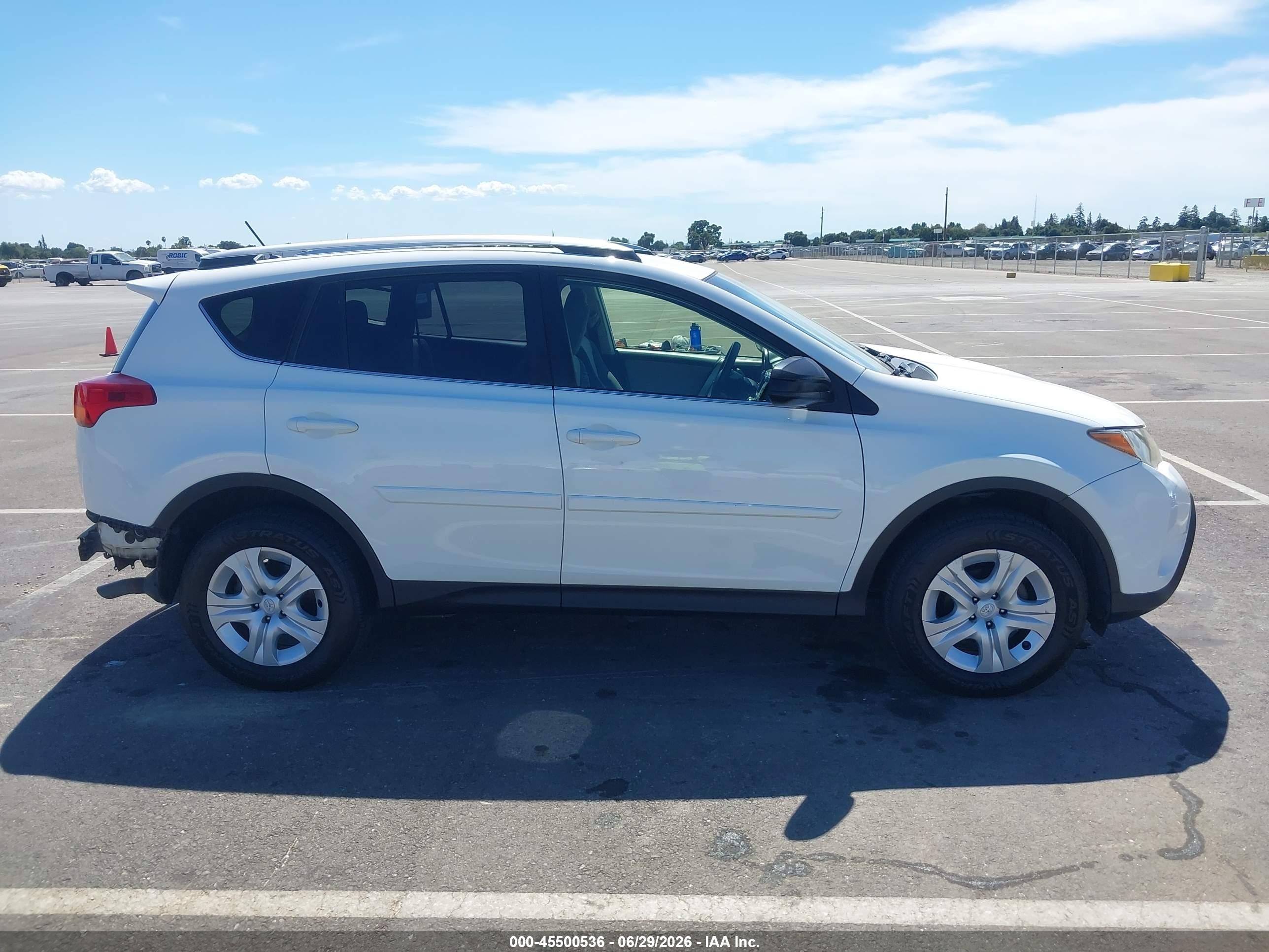2015 Toyota Rav4 Le White vin: JTMBFREV6FJ033121
