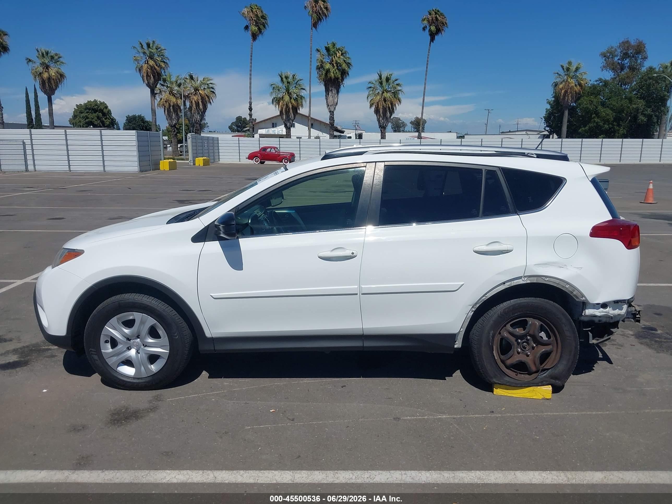 2015 Toyota Rav4 Le White vin: JTMBFREV6FJ033121