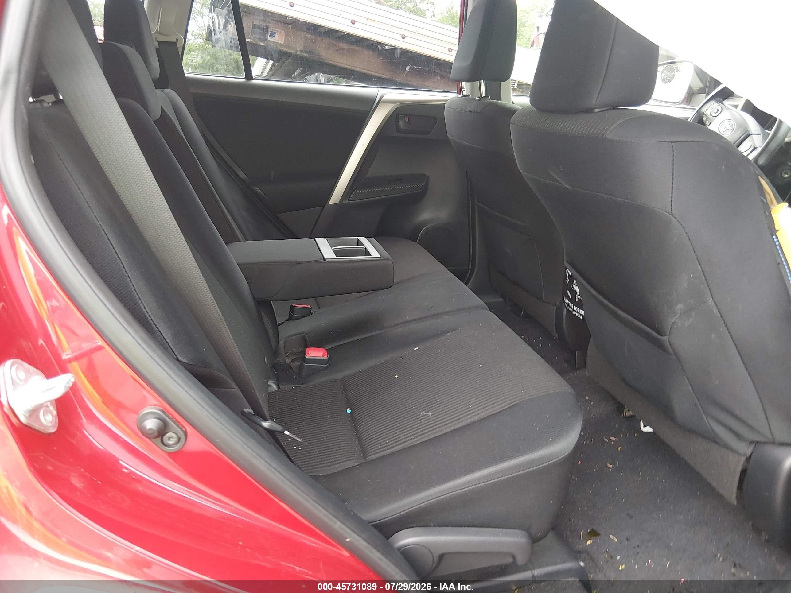 2015 Toyota Rav4 Le Red vin: JTMBFREV6FJ037332
