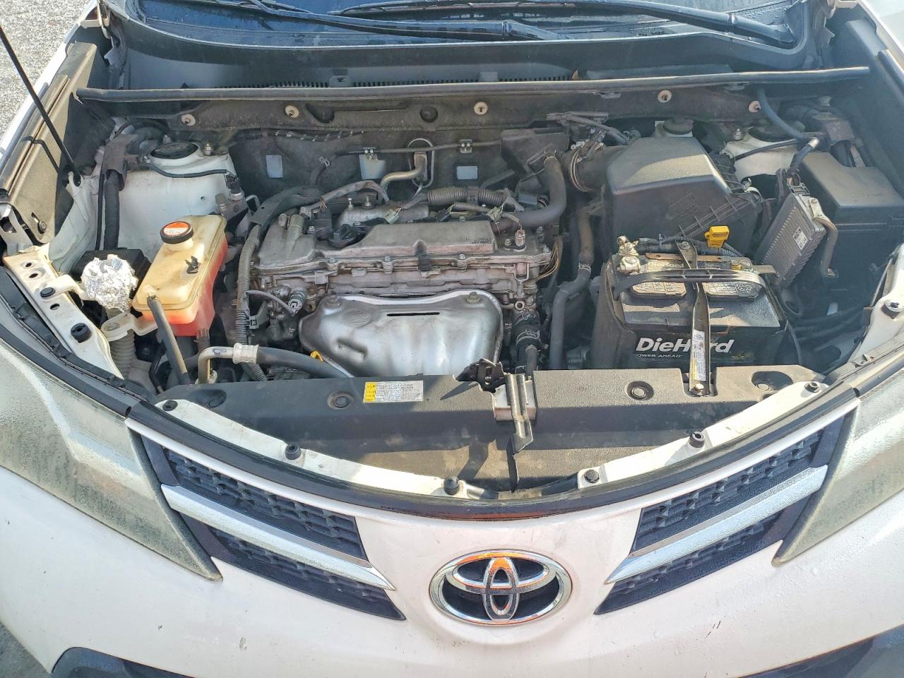 2015 Toyota Rav4 Le White vin: JTMBFREV6FJ042045