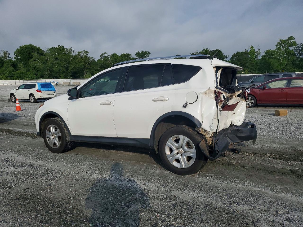 2015 Toyota Rav4 Le White vin: JTMBFREV6FJ042045