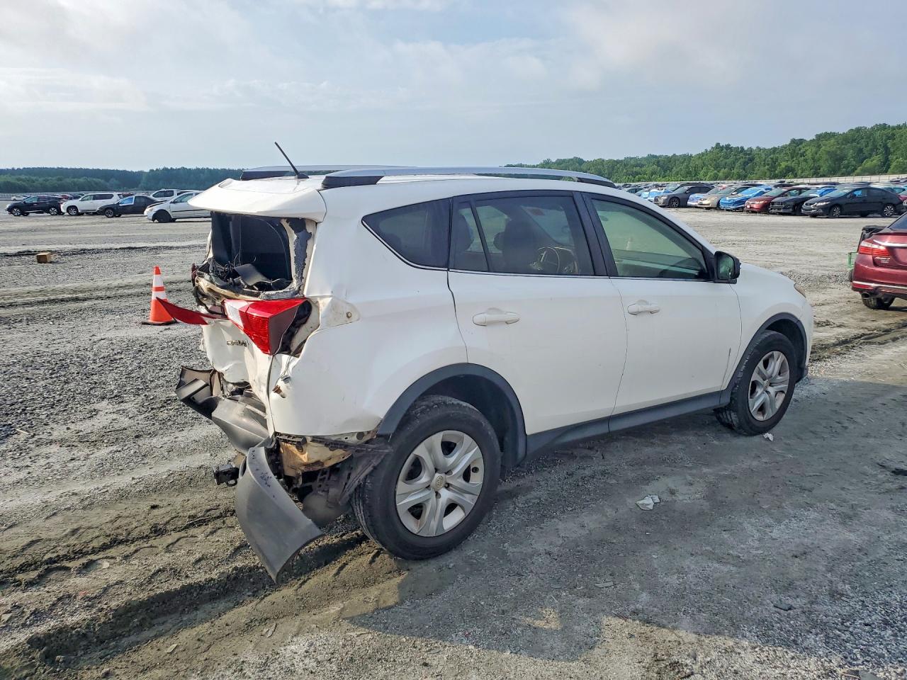 2015 Toyota Rav4 Le White vin: JTMBFREV6FJ042045