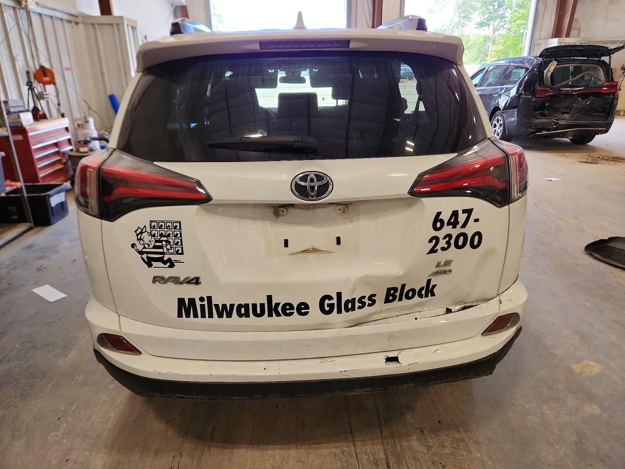 2018 Toyota Rav4 Le White vin: JTMBFREV6JJ232730