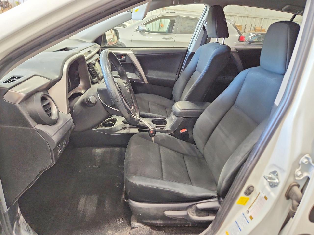 2018 Toyota Rav4 Le White vin: JTMBFREV6JJ232730