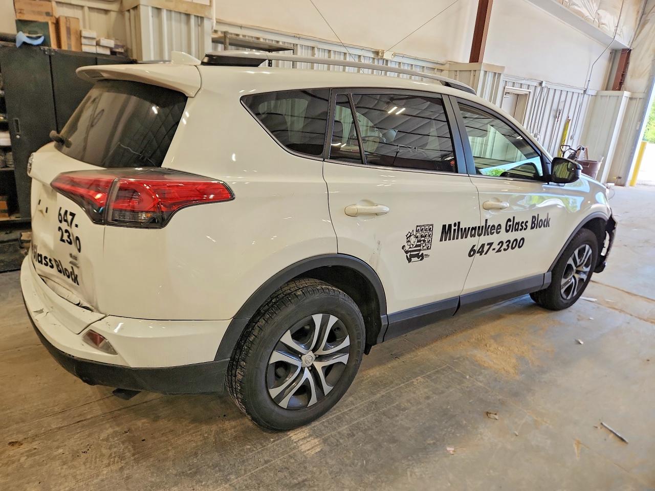 2018 Toyota Rav4 Le White vin: JTMBFREV6JJ232730