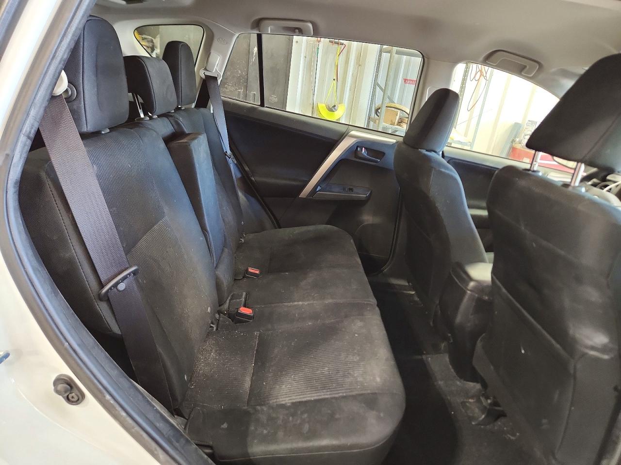 2018 Toyota Rav4 Le White vin: JTMBFREV6JJ232730