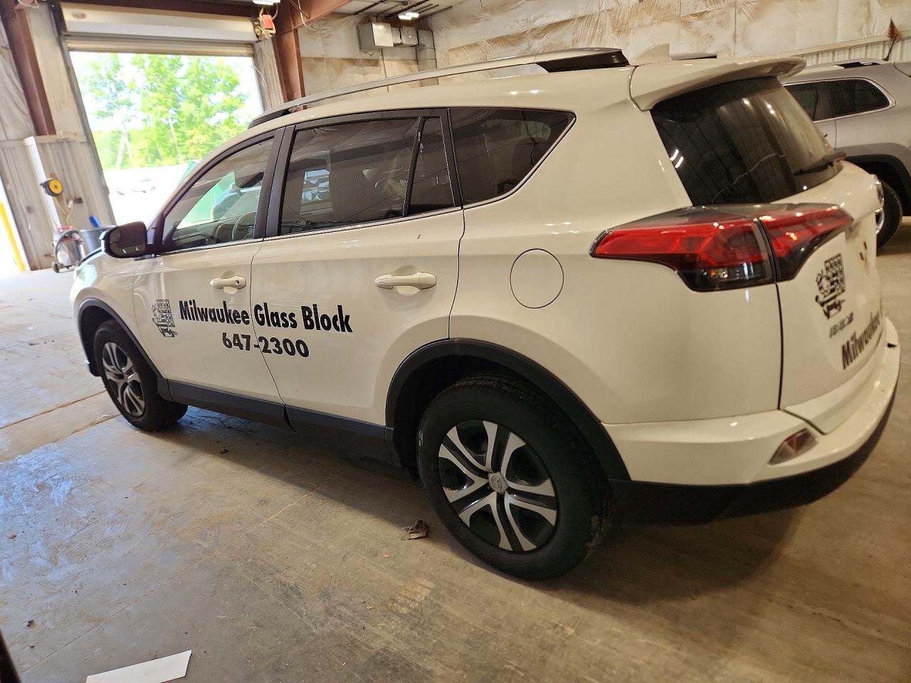 2018 Toyota Rav4 Le White vin: JTMBFREV6JJ232730
