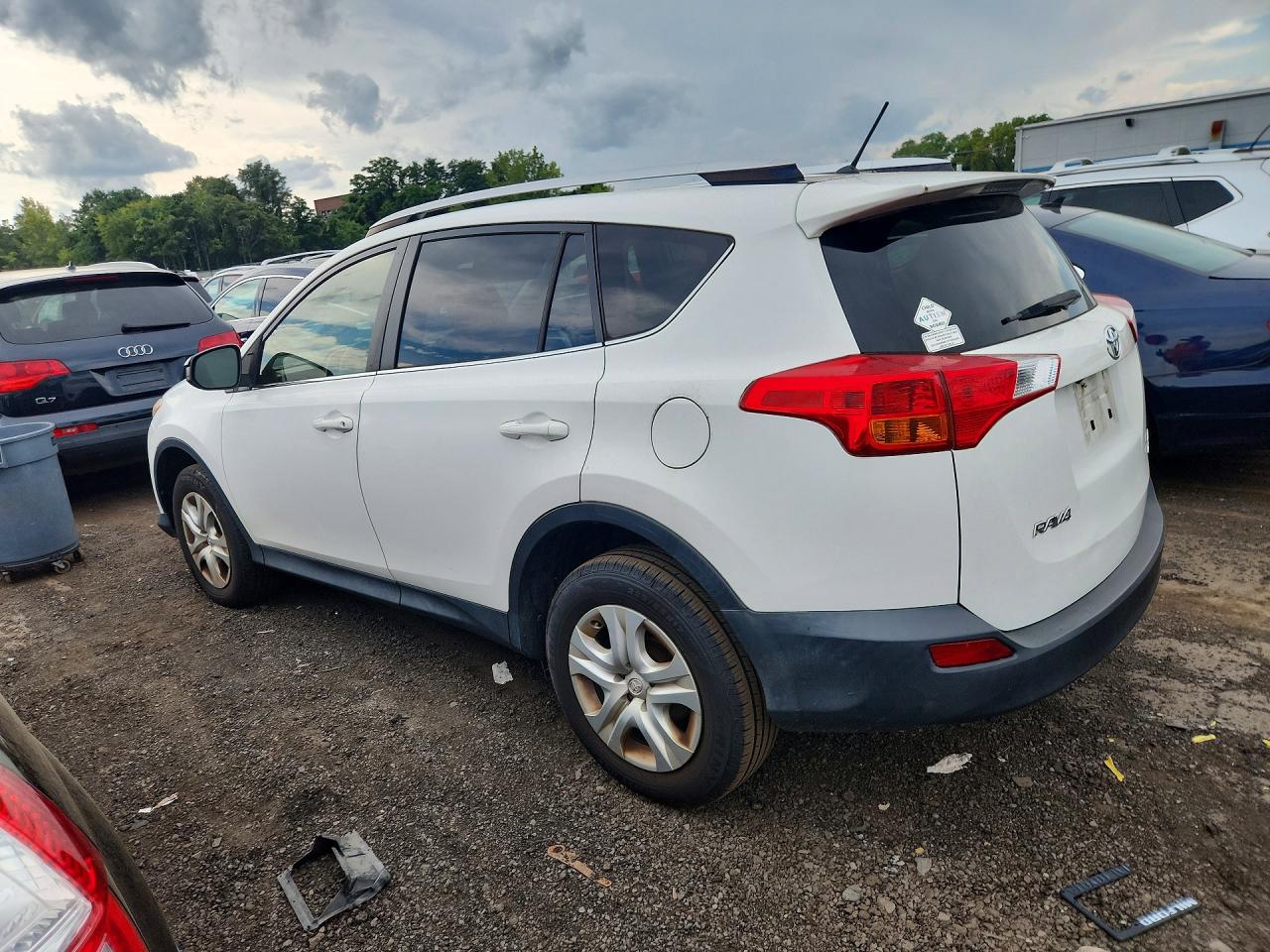 2013 Toyota Rav4 Le White vin: JTMBFREV7D5019556