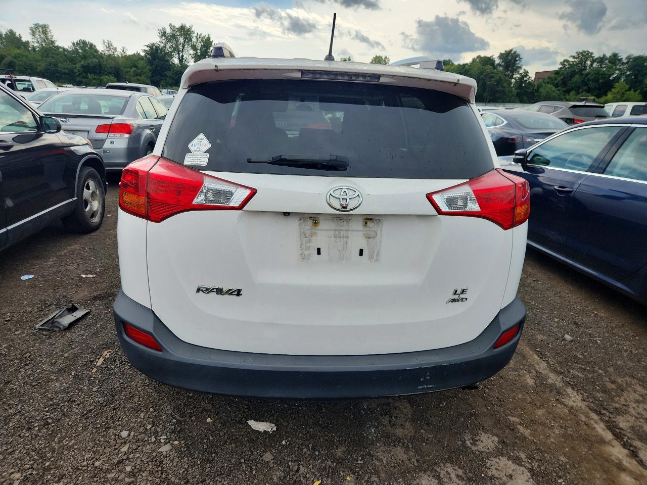 2013 Toyota Rav4 Le White vin: JTMBFREV7D5019556