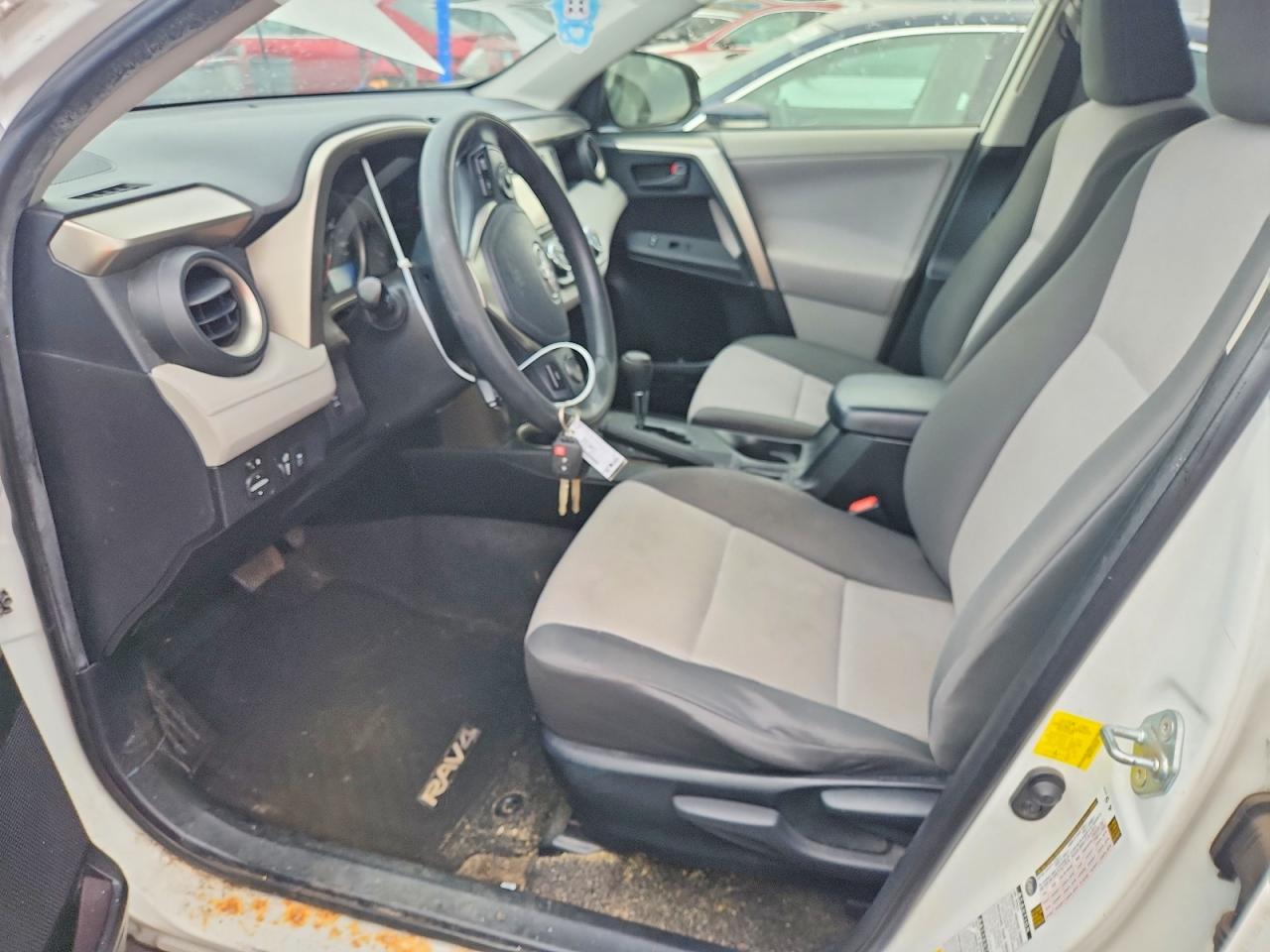 2013 Toyota Rav4 Le White vin: JTMBFREV7D5019556