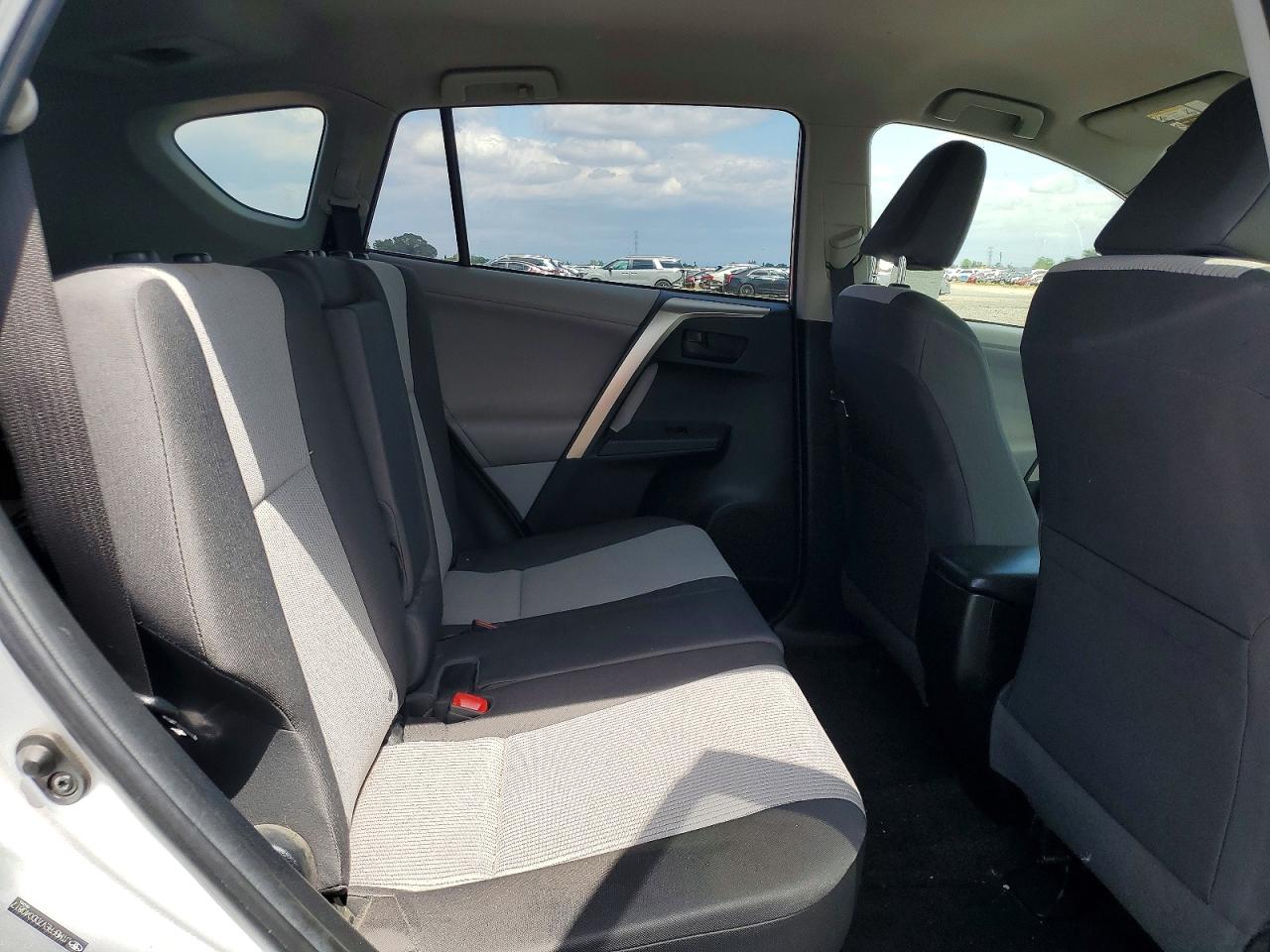 2013 Toyota Rav4 Le Silver vin: JTMBFREV7DD040817