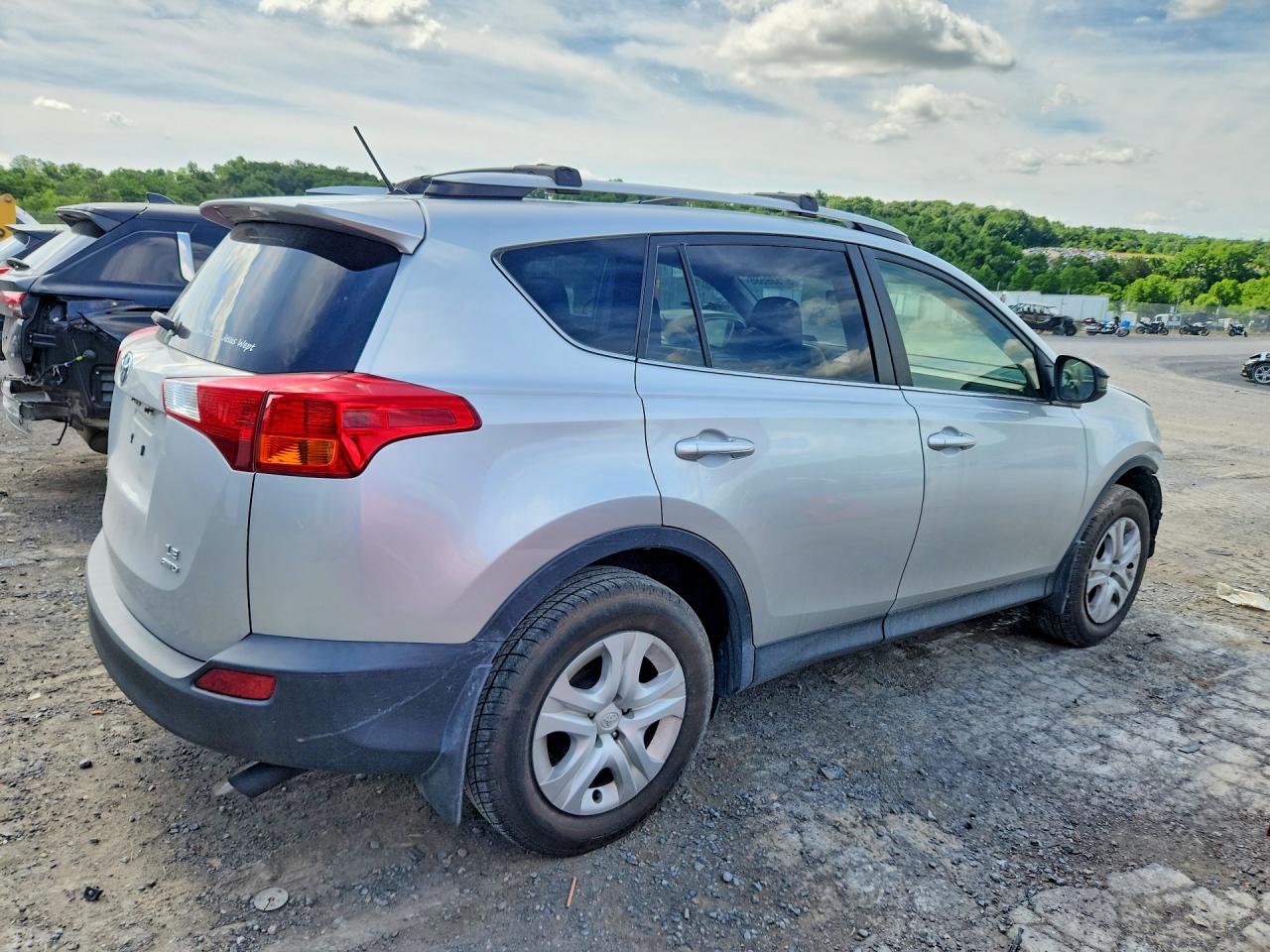 2014 Toyota Rav4 Le Silver vin: JTMBFREV7EJ007237
