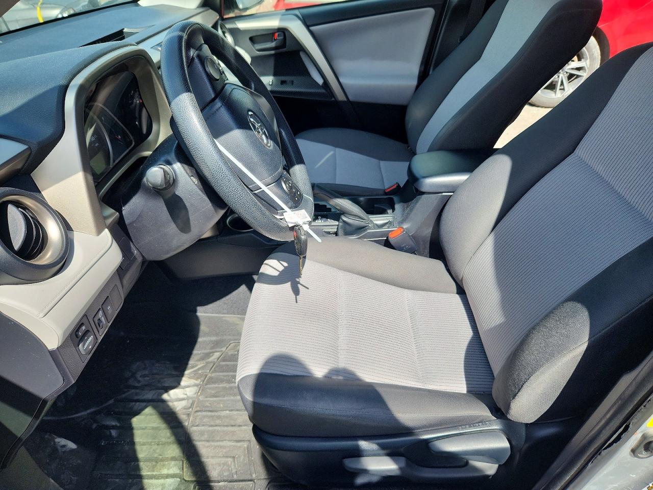 2014 Toyota Rav4 Le Silver vin: JTMBFREV7EJ007237