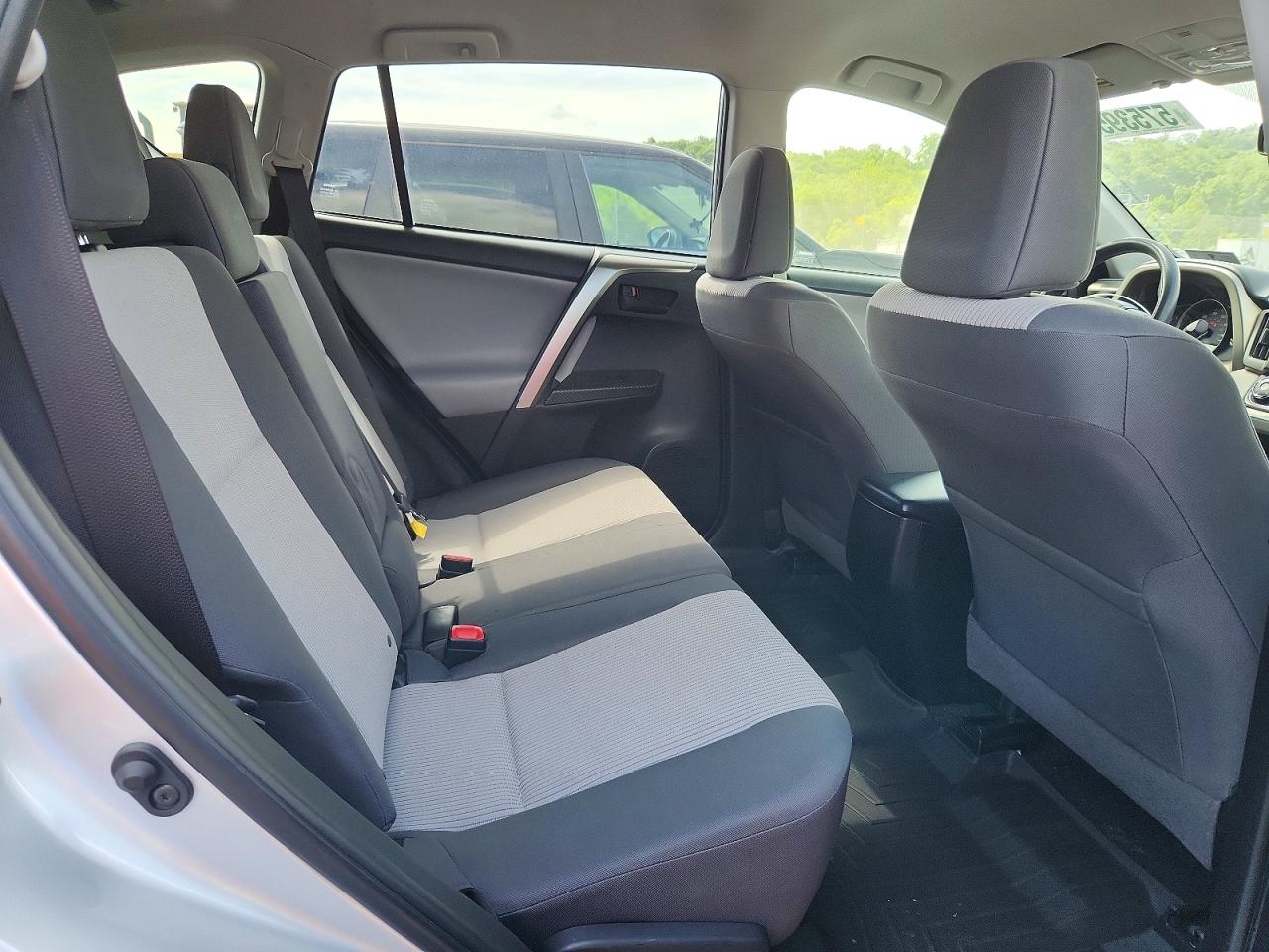 2014 Toyota Rav4 Le Silver vin: JTMBFREV7EJ007237