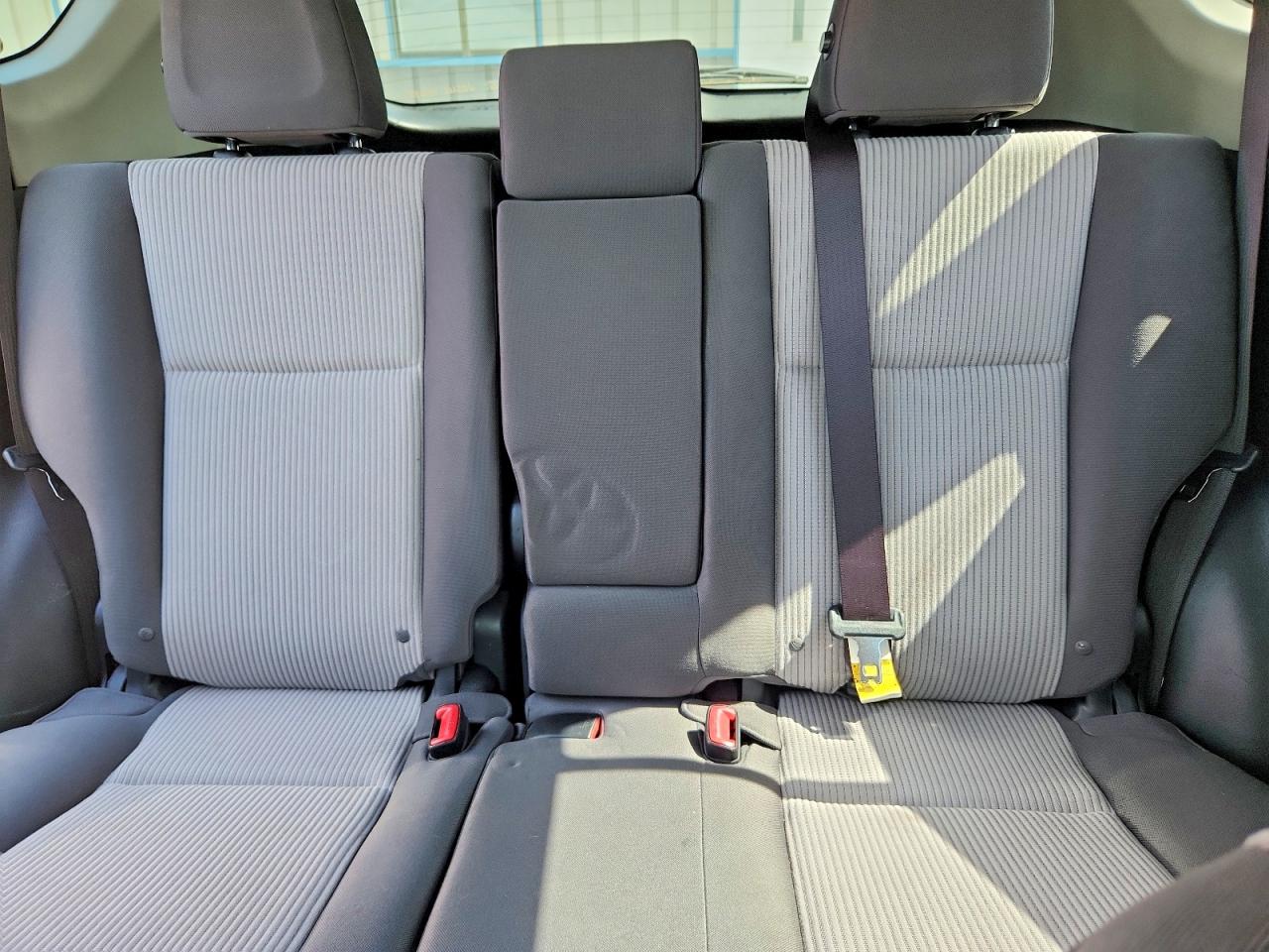 2014 Toyota Rav4 Le Silver vin: JTMBFREV7EJ007237
