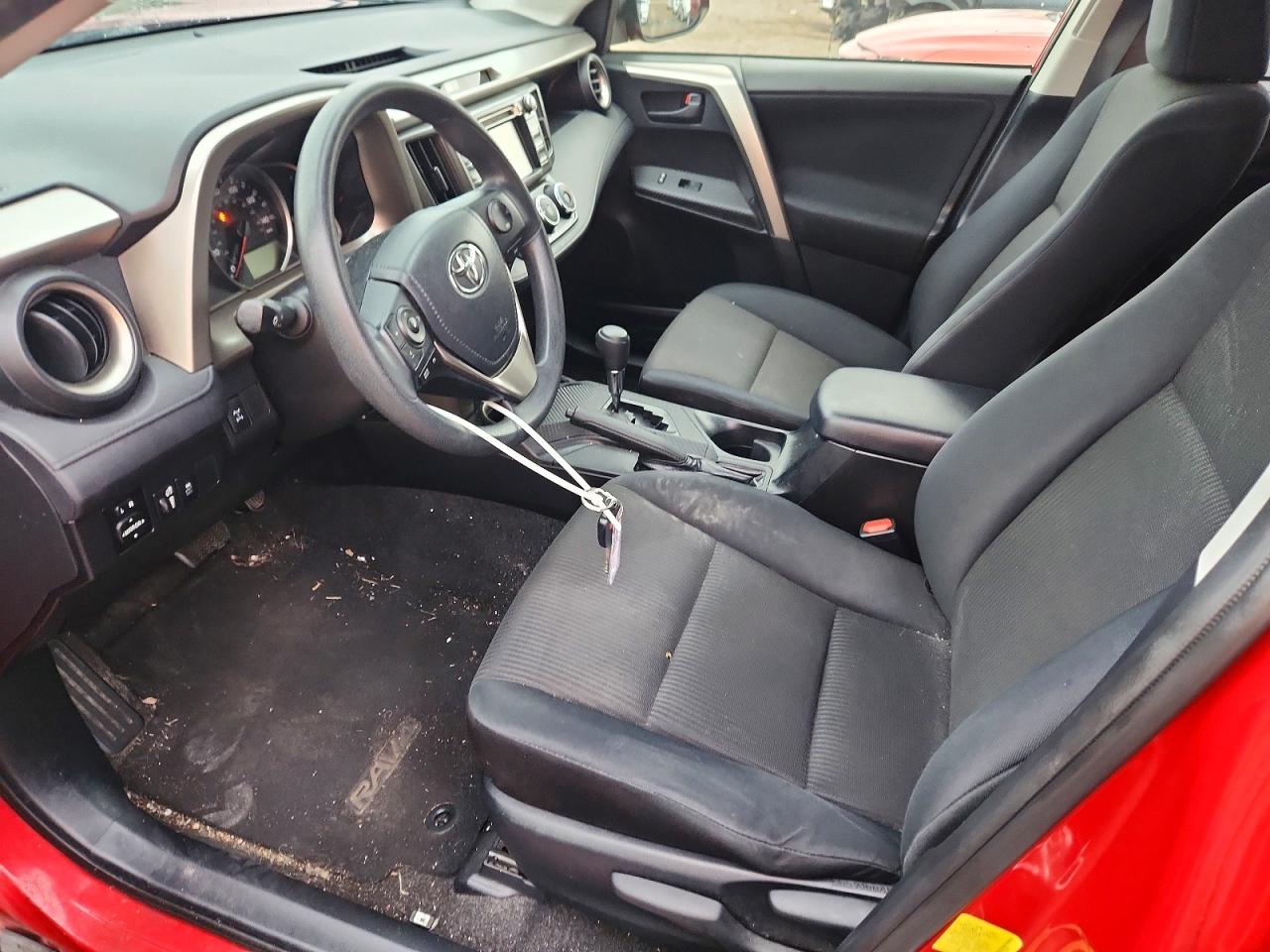 2015 Toyota Rav4 Le Red vin: JTMBFREV7FD122226
