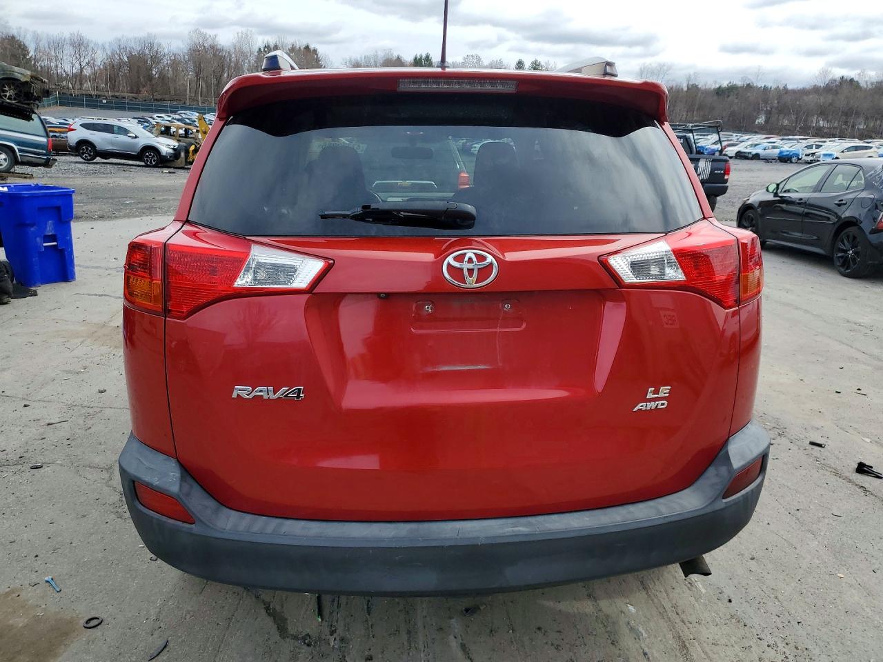 2015 Toyota Rav4 Le Red vin: JTMBFREV7FD158093