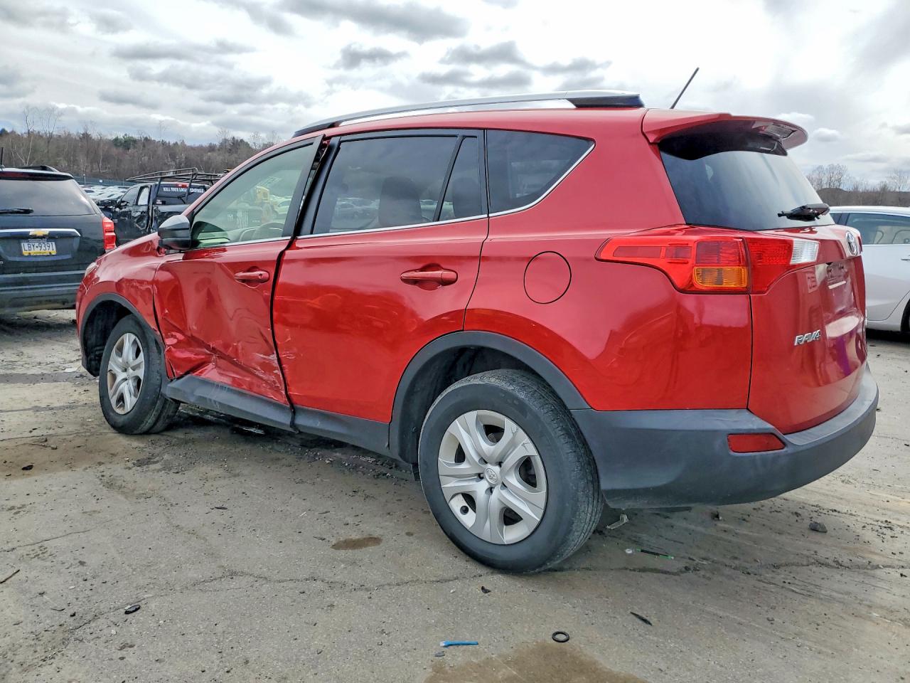 2015 Toyota Rav4 Le Red vin: JTMBFREV7FD158093
