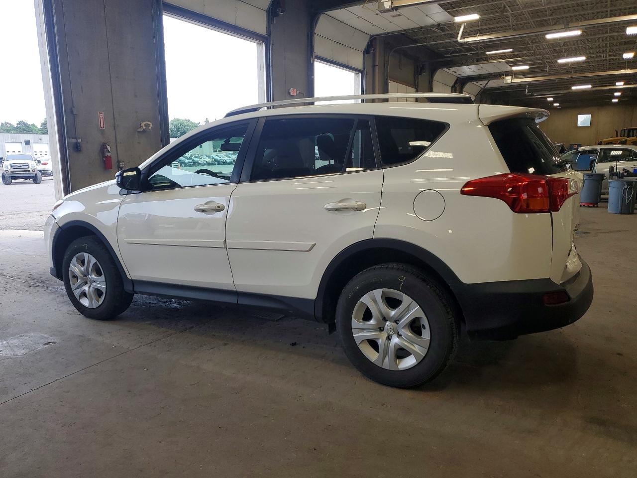 2015 Toyota Rav4 Le Awd Белый vin: JTMBFREV7FJ044368