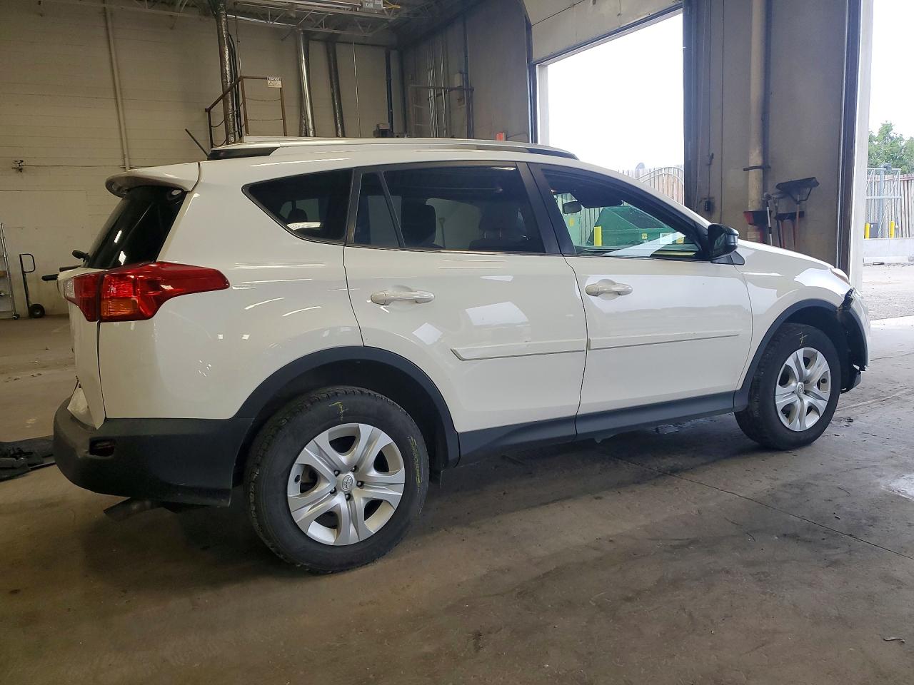 2015 Toyota Rav4 Le Awd Белый vin: JTMBFREV7FJ044368