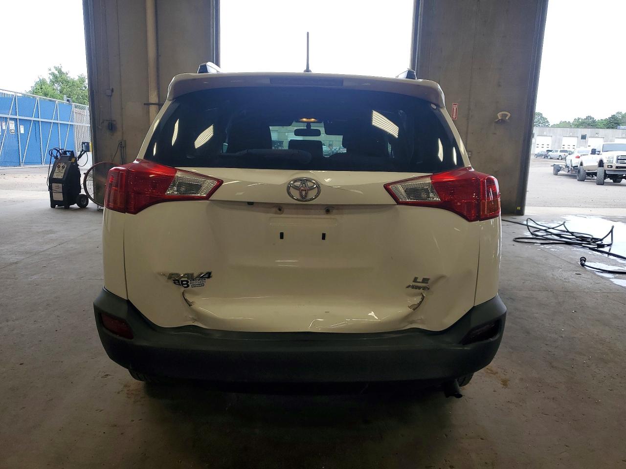 2015 Toyota Rav4 Le Awd Белый vin: JTMBFREV7FJ044368