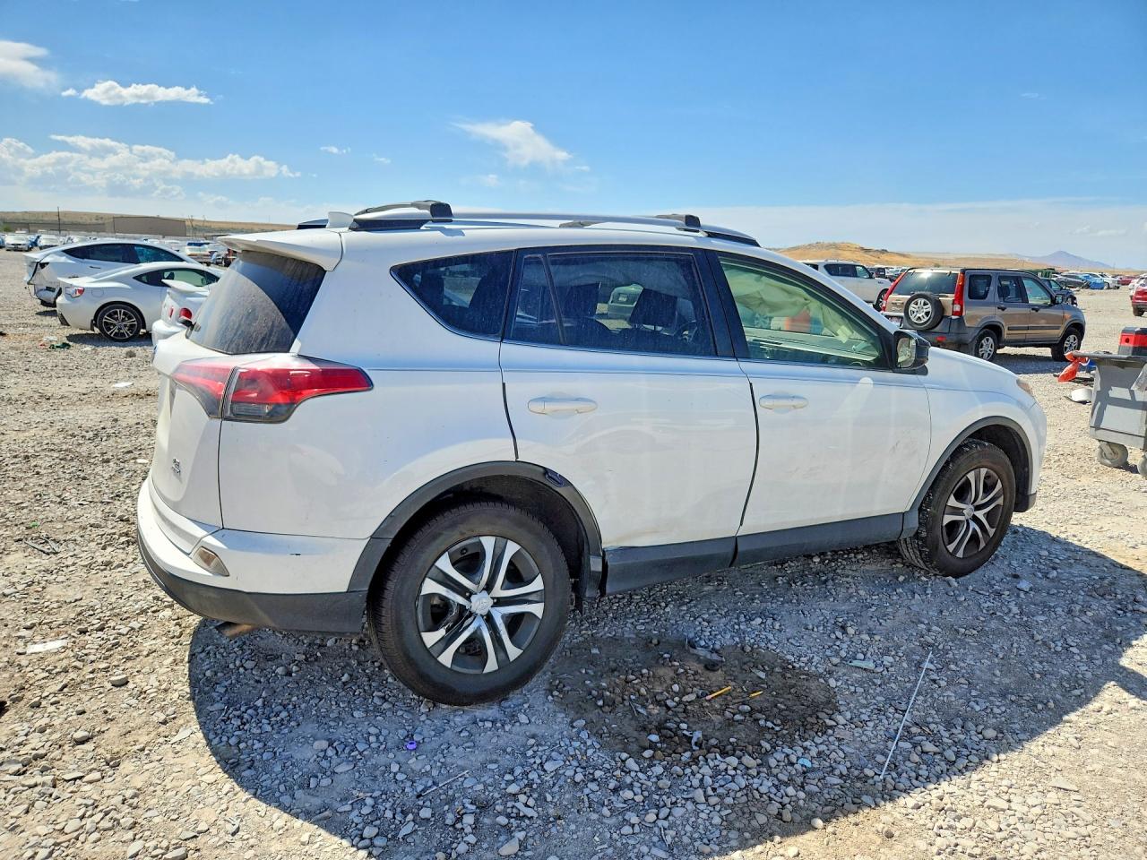 2016 Toyota Rav4 Le White vin: JTMBFREV7GD192178
