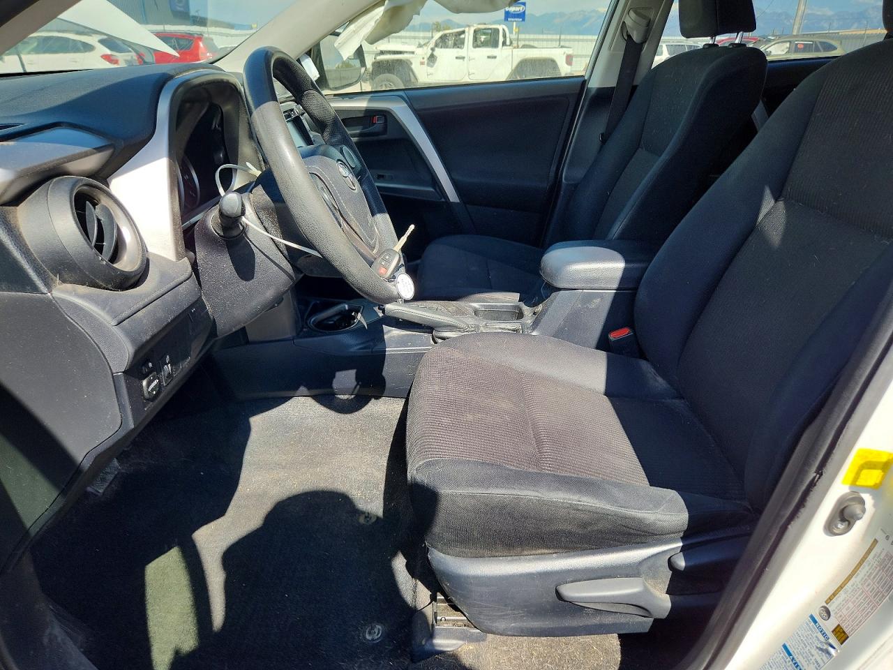 2016 Toyota Rav4 Le White vin: JTMBFREV7GD192178
