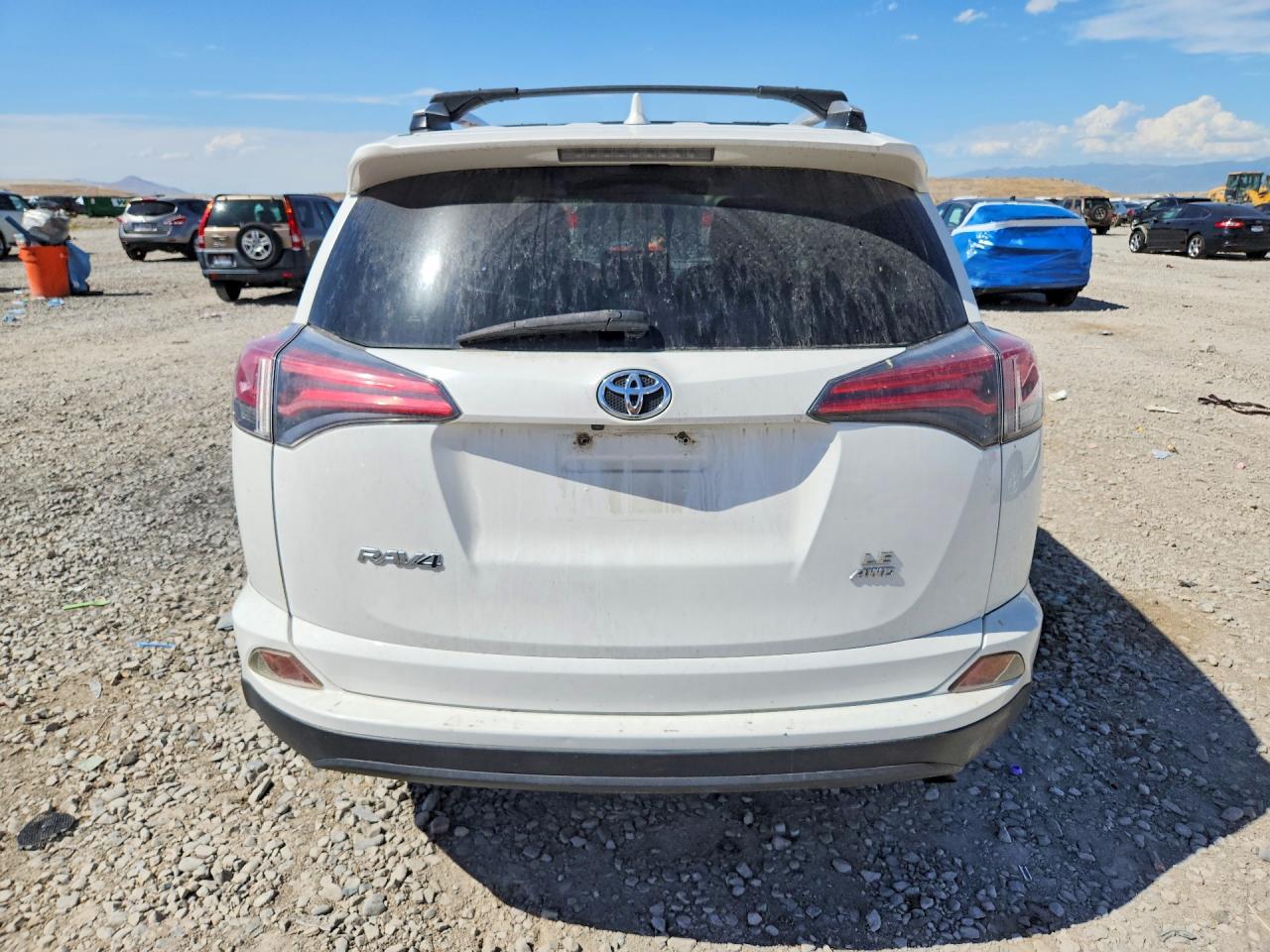 2016 Toyota Rav4 Le White vin: JTMBFREV7GD192178