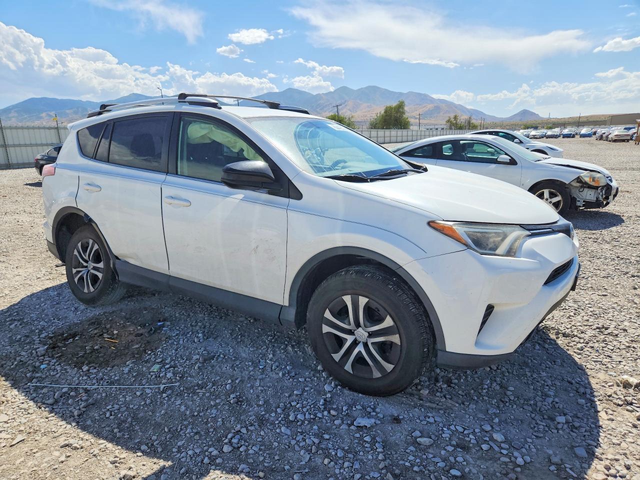 2016 Toyota Rav4 Le White vin: JTMBFREV7GD192178
