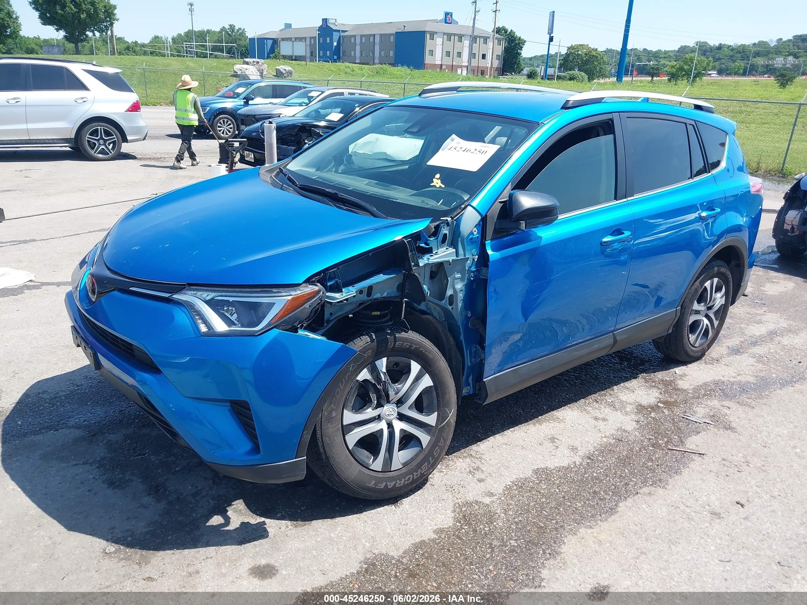 2018 Toyota Rav4 Le Синий vin: JTMBFREV7JJ187393