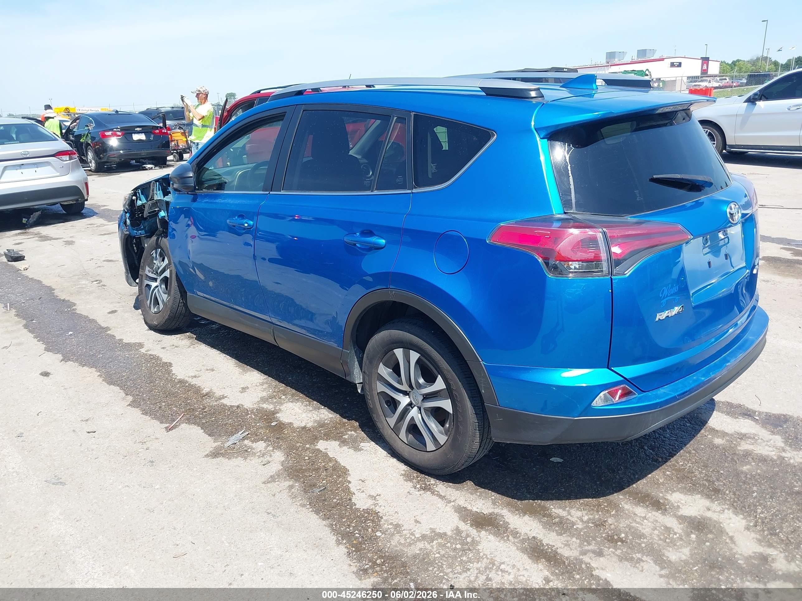2018 Toyota Rav4 Le Синий vin: JTMBFREV7JJ187393