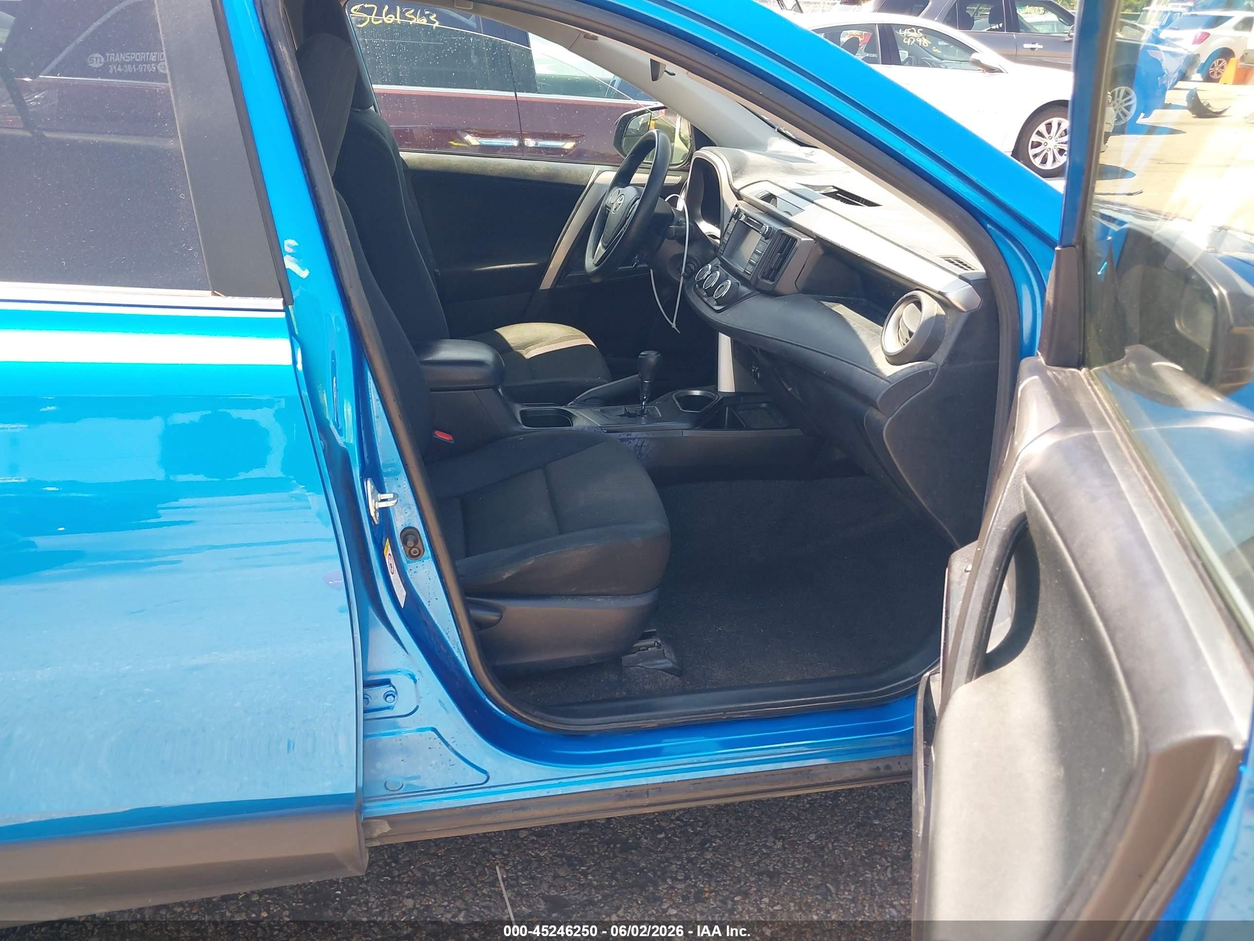 2018 Toyota Rav4 Le Синий vin: JTMBFREV7JJ187393