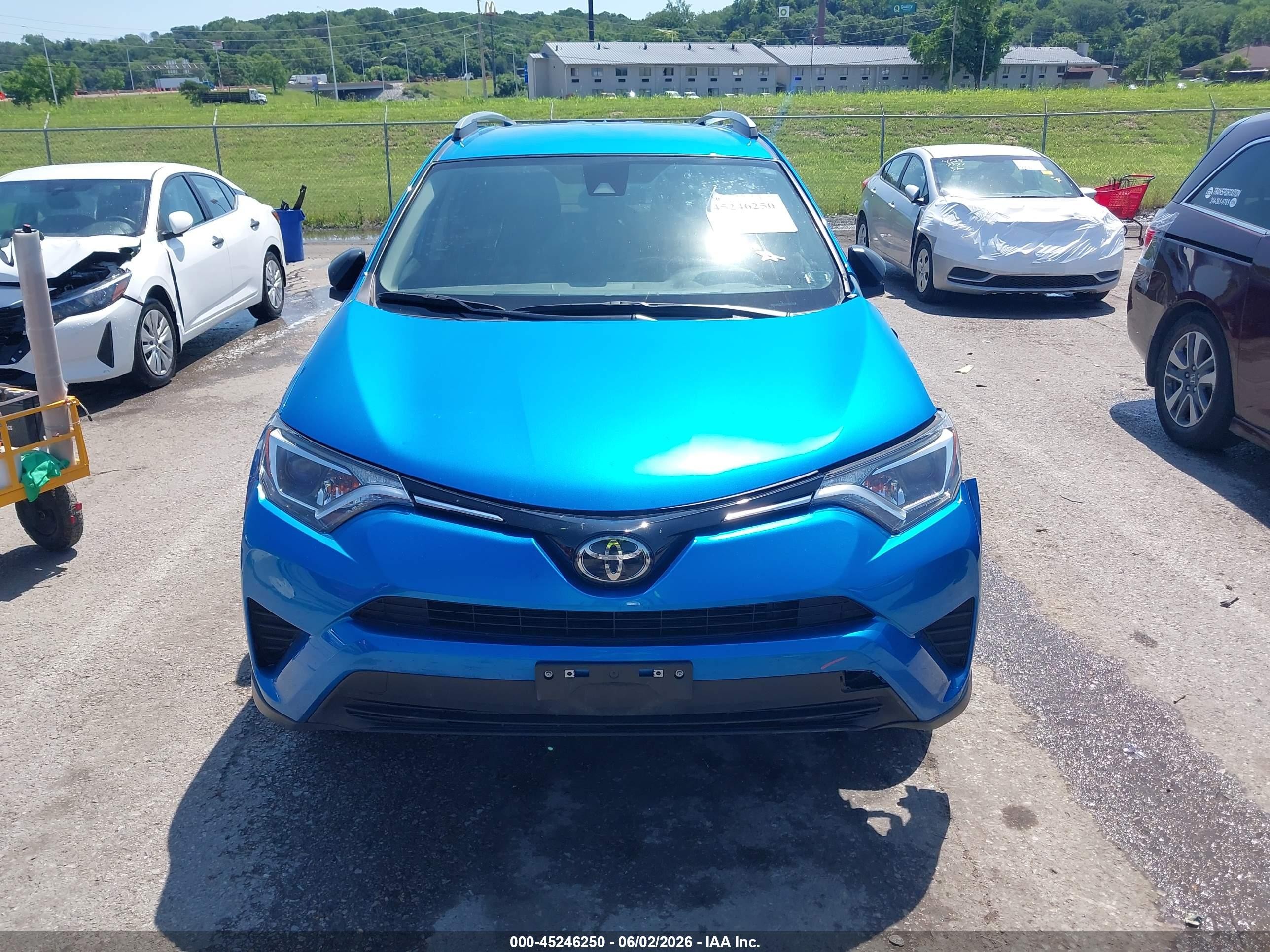 2018 Toyota Rav4 Le Синий vin: JTMBFREV7JJ187393