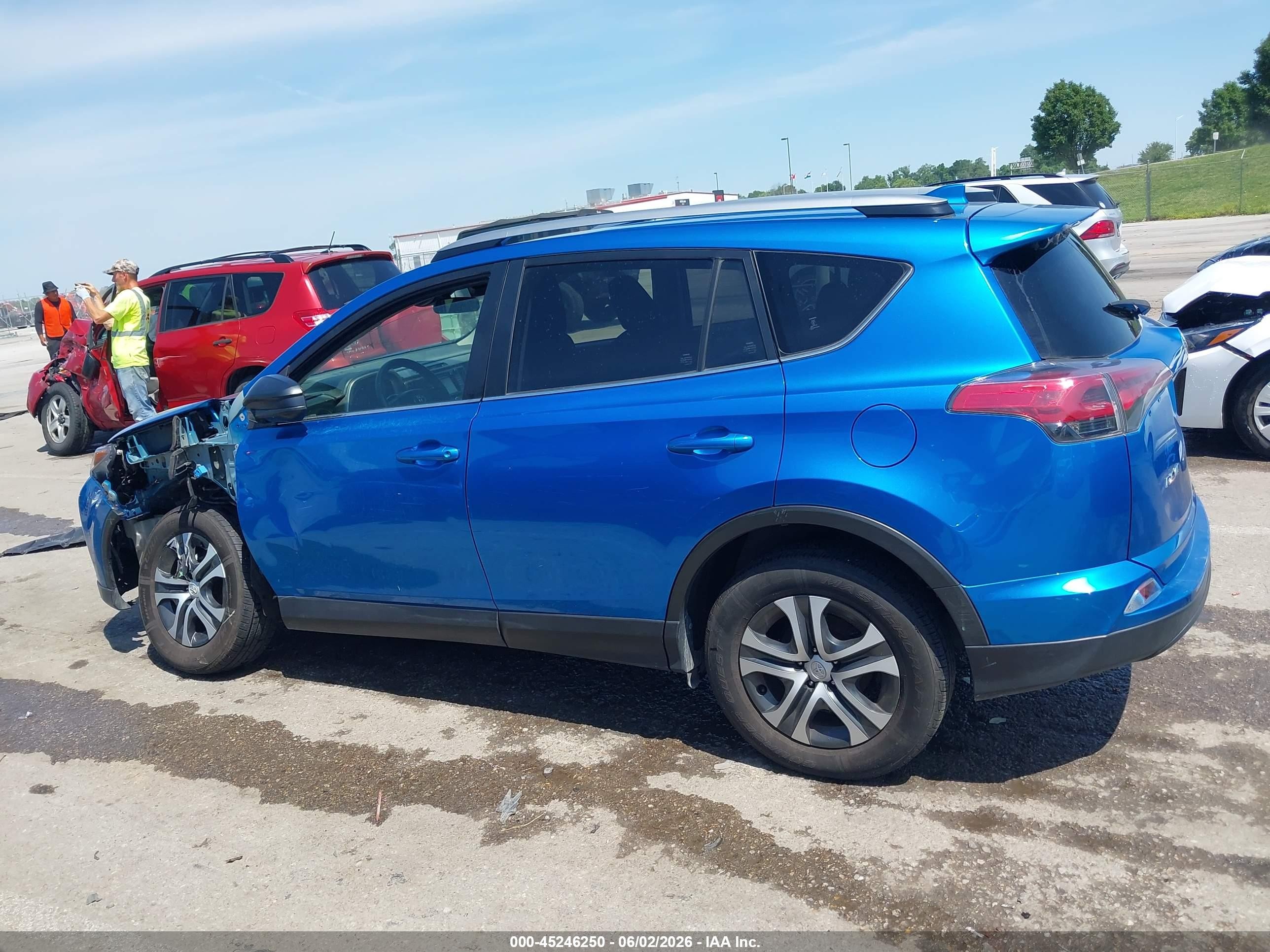 2018 Toyota Rav4 Le Синий vin: JTMBFREV7JJ187393
