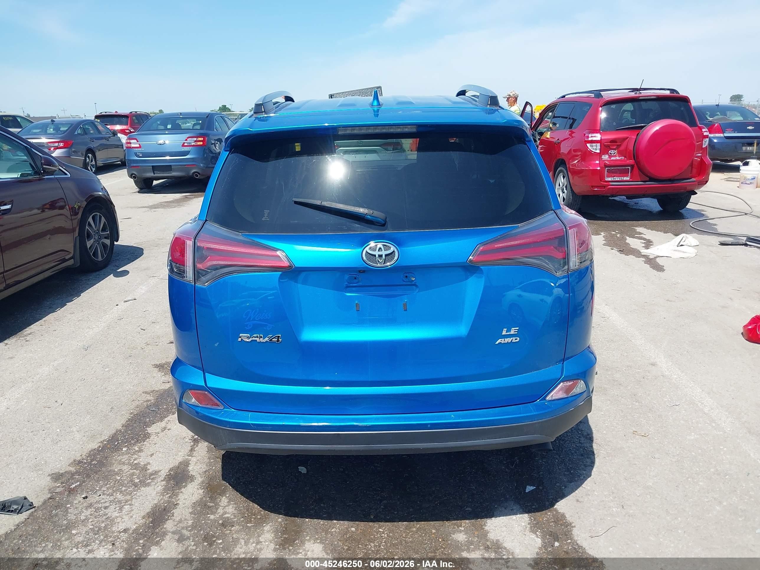 2018 Toyota Rav4 Le Синий vin: JTMBFREV7JJ187393