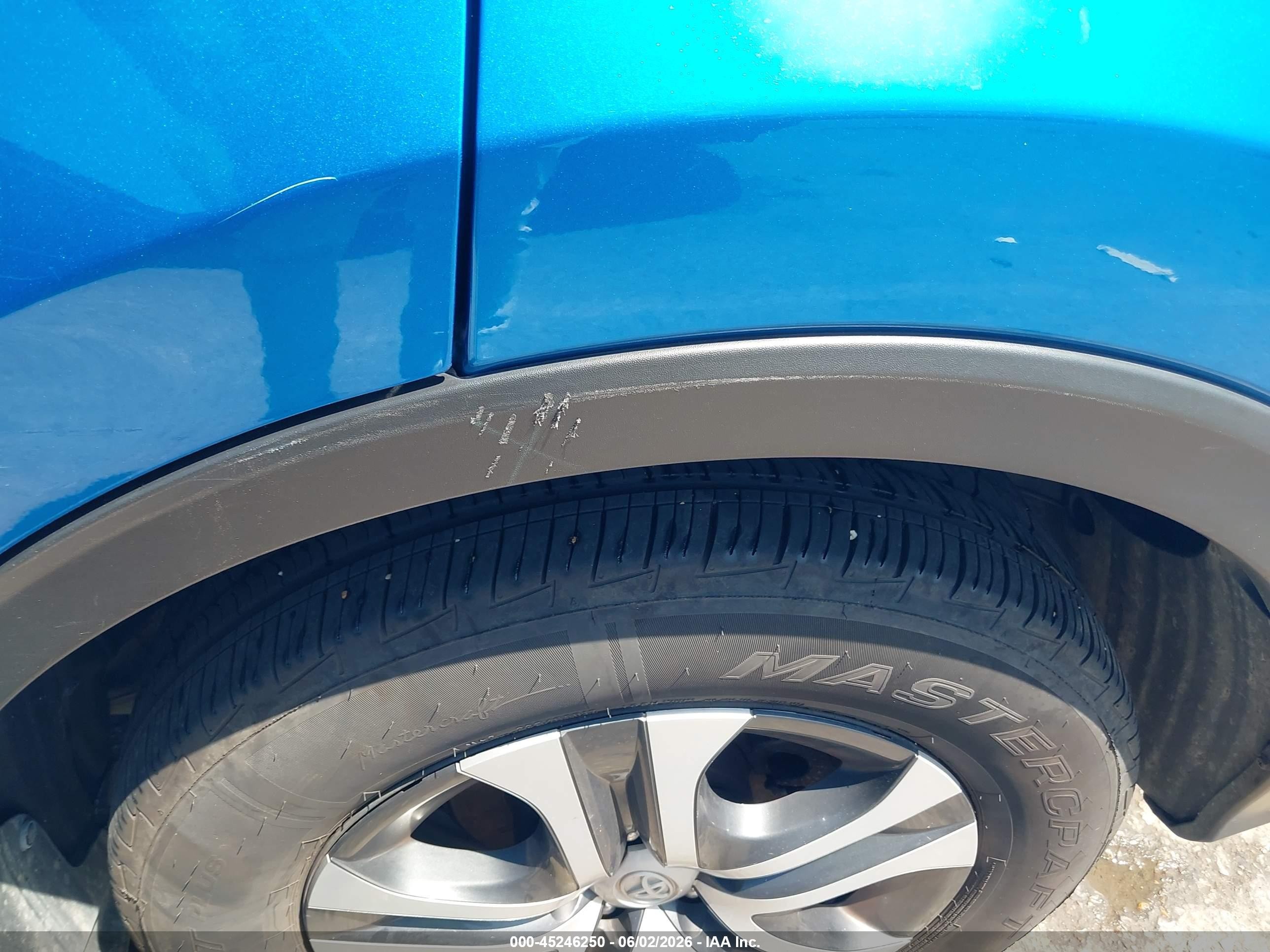 2018 Toyota Rav4 Le Синий vin: JTMBFREV7JJ187393