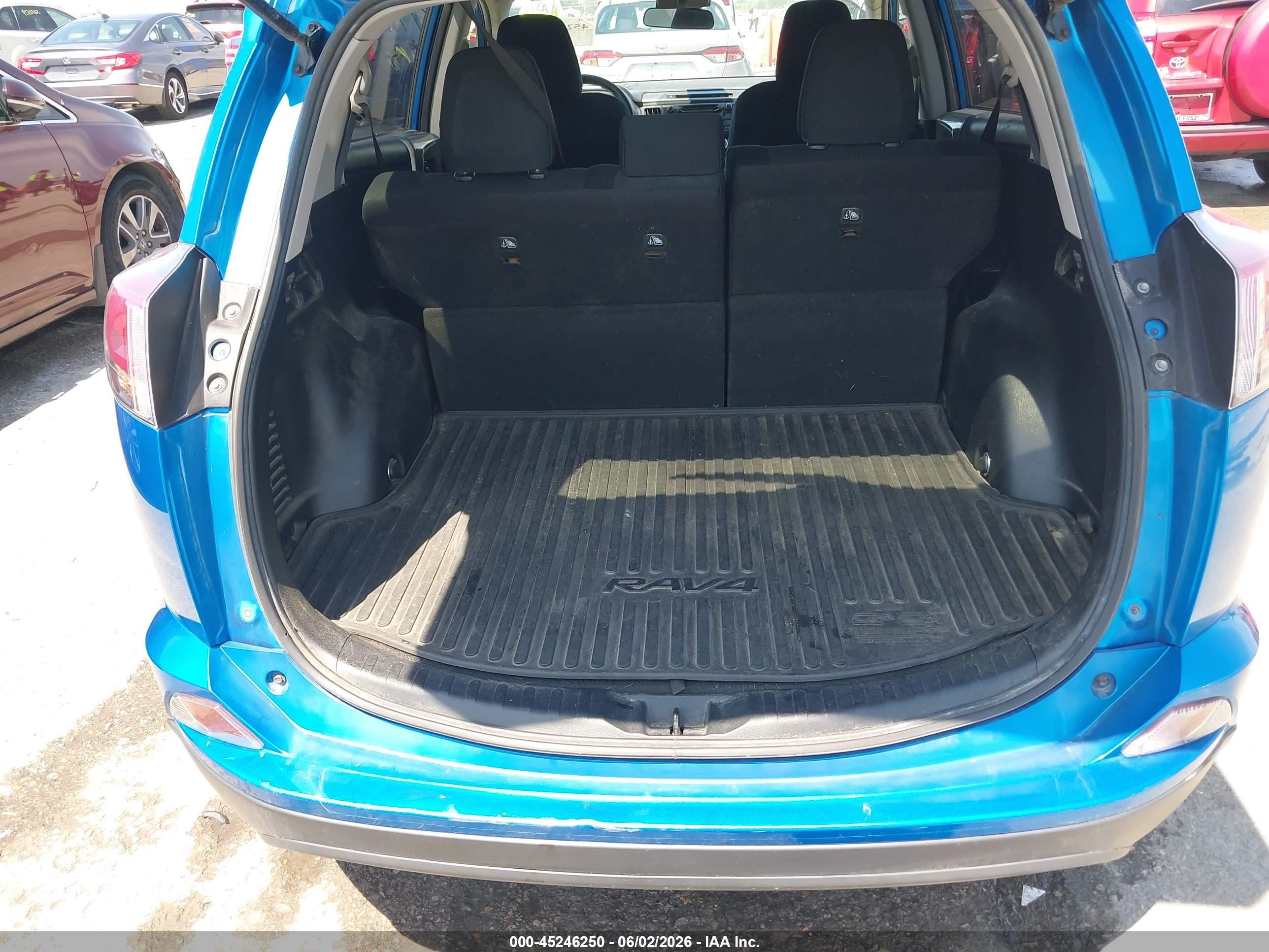 2018 Toyota Rav4 Le Синий vin: JTMBFREV7JJ187393